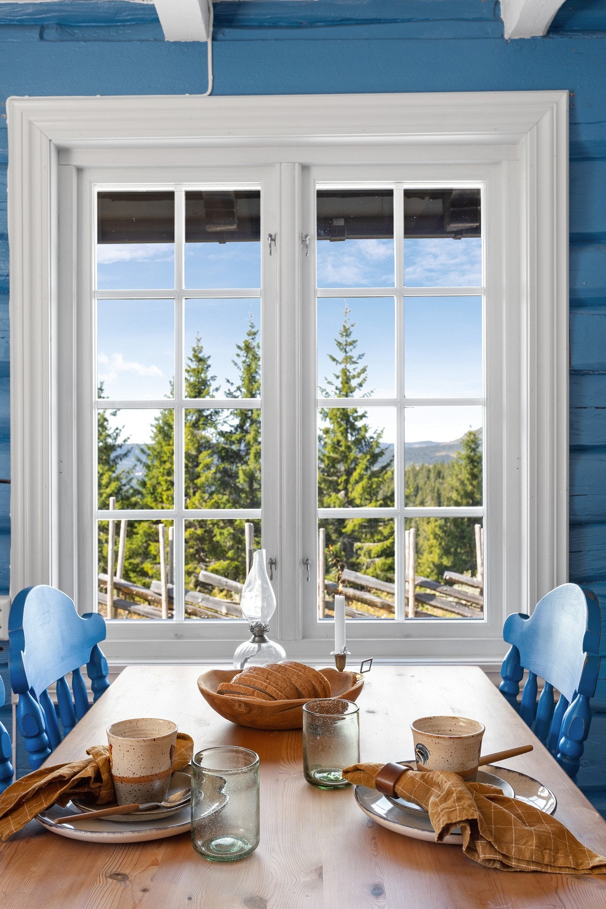 Fra kjøkkenbordet kan man nyte utsikten gjennom vinduene. Galleribilde