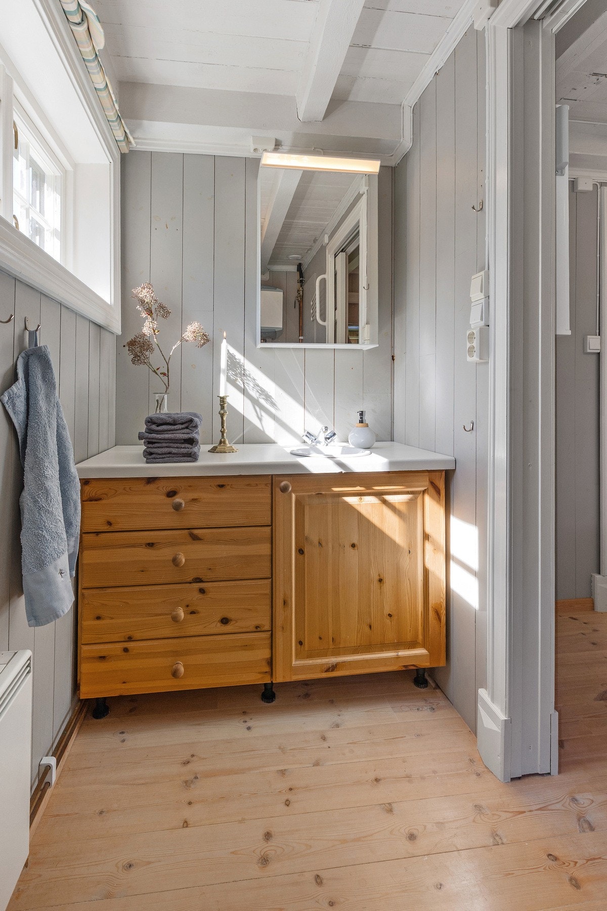 I tillegg finnes et praktisk separat toalett innredet med baderomsinnredning og speilskap med belysning over. Galleribilde