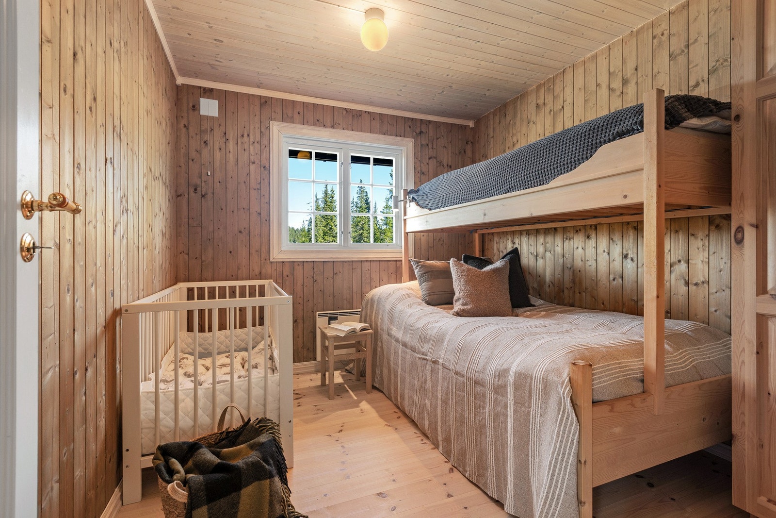 To av soverommene ligger i påbygd del, ett med familiekøyseng og ett med enkeltseng. Galleribilde