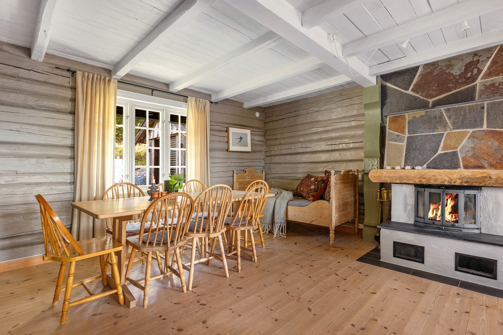 Det er god plass til mange rundt spisebordet hvor god mat og nydelig utsikt kan nytes. Galleribilde