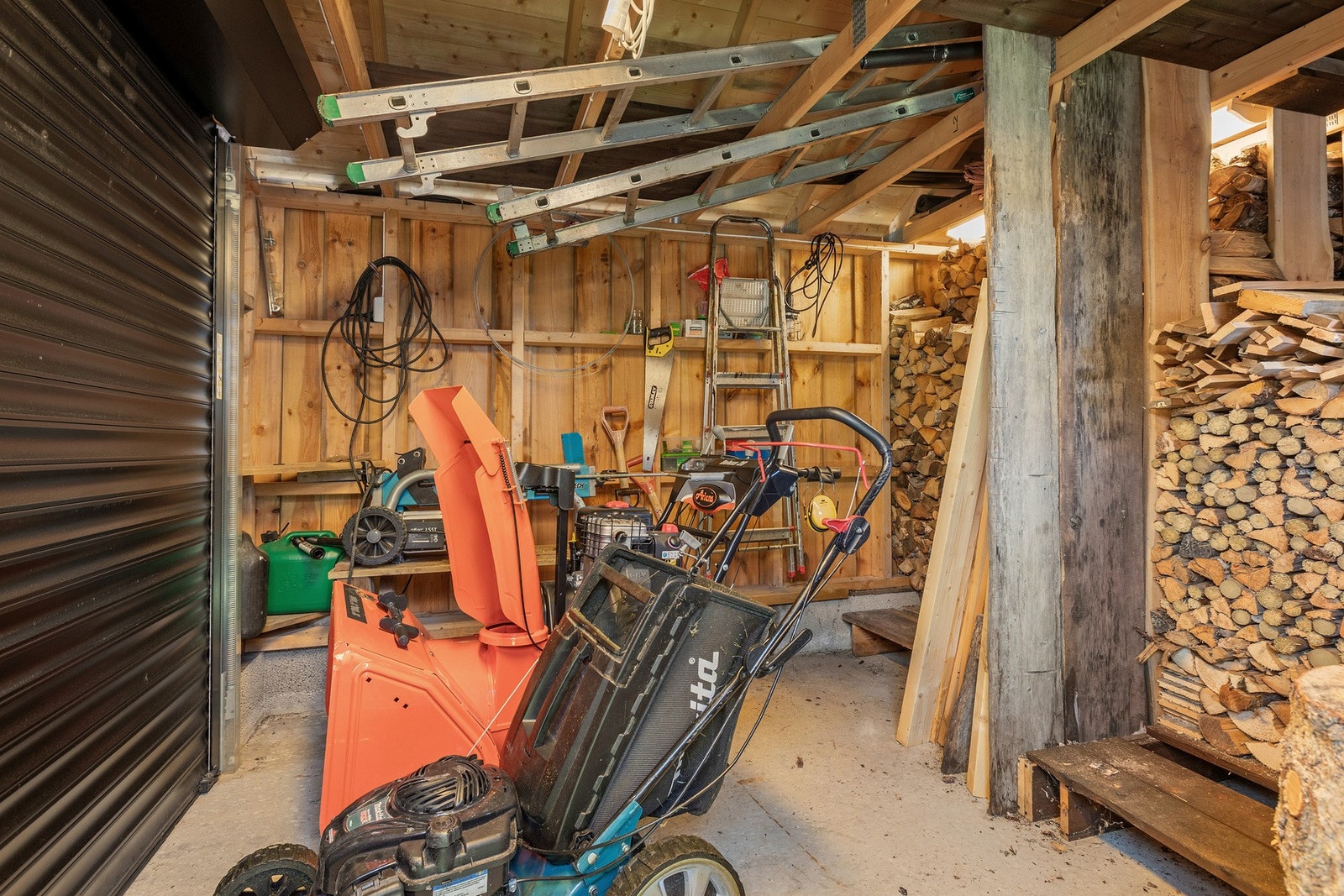 Uthuset har innlagt strøm og fremstår praktisk til oppbevaring og vedlikehold. Galleribilde