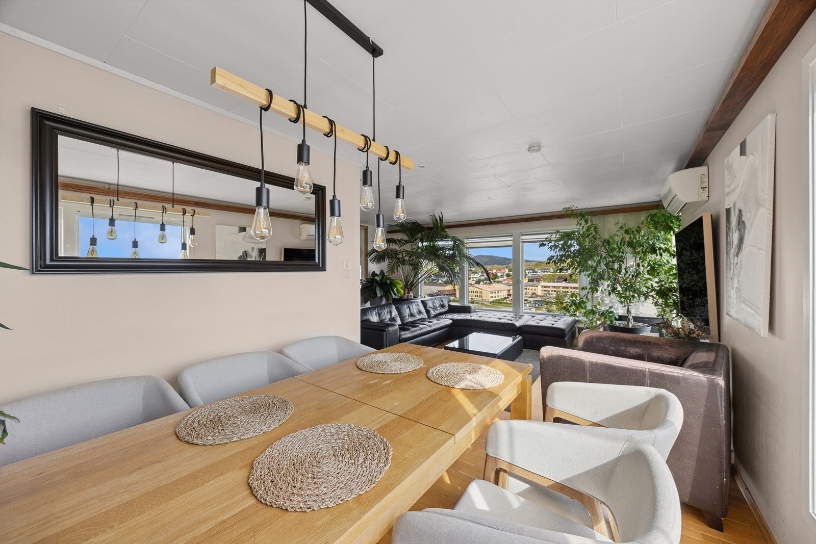 Spisestuen ligger i naturlig tilknytning til stuen og kjøkkenet. Her er det god plass til et stort spisebord - perfekt for både hverdagsmiddager og sosiale sammenkomster. Galleribilde