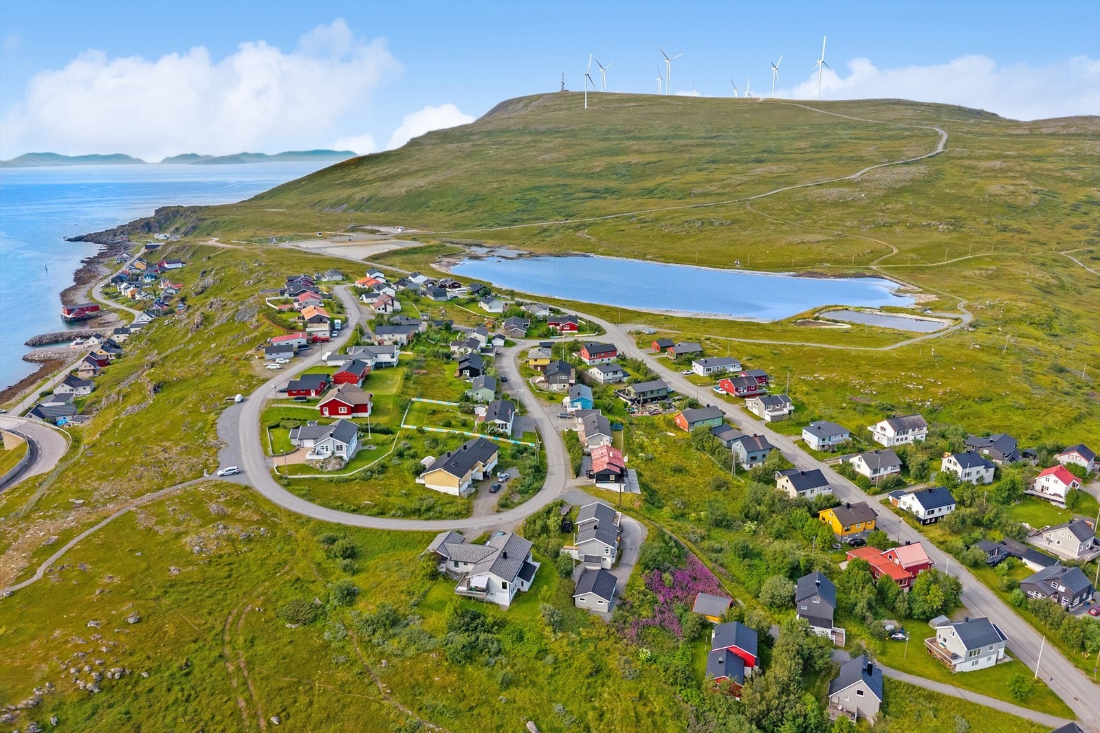 Området tilbyr en harmonisk kombinasjon av naturskjønn beliggenhet og praktiske fasiliteter, ideelt for både familier og enkeltpersoner som ønsker en balansert livsstil. Galleribilde