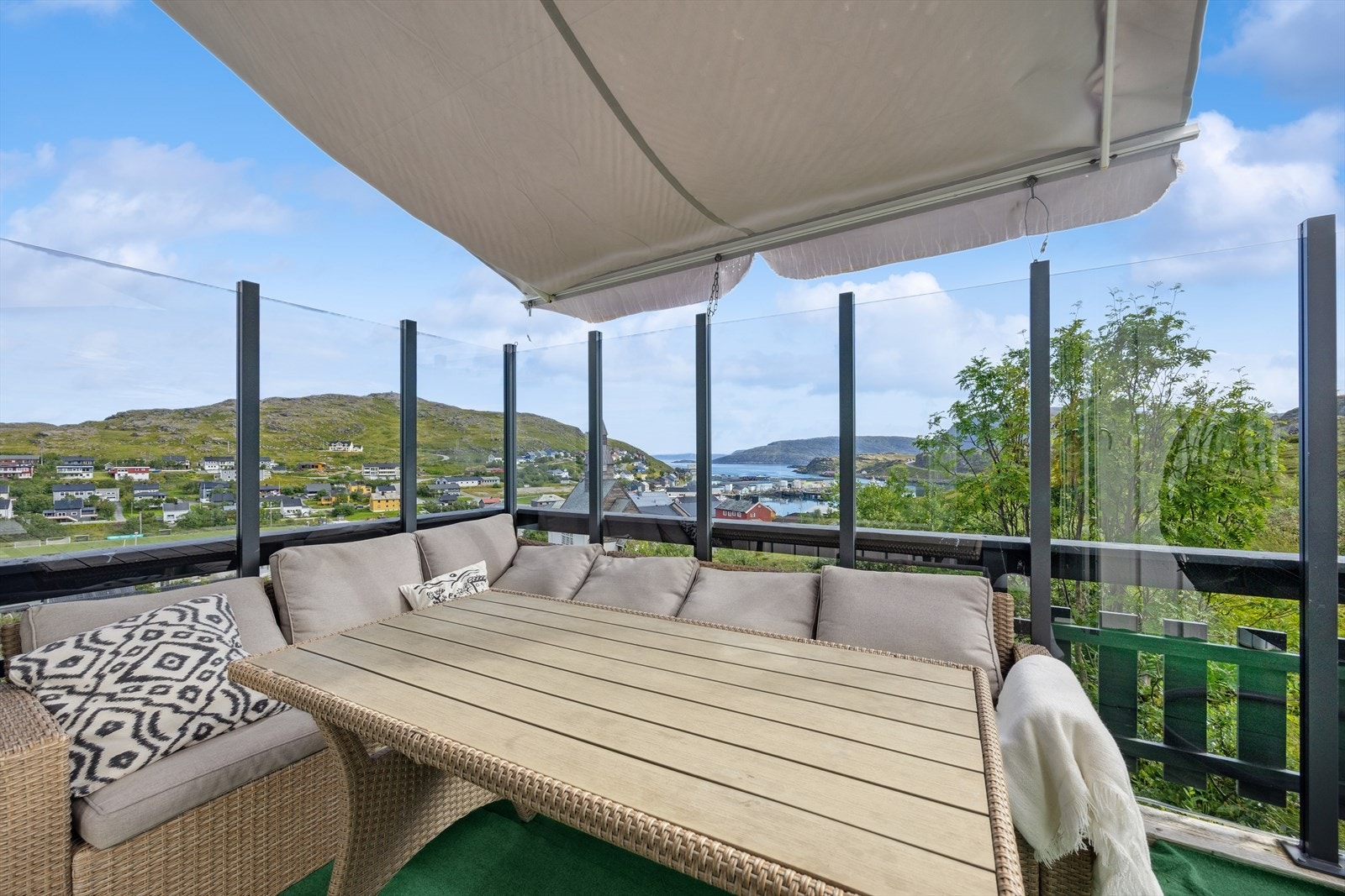 Her finner du en terrasse med panoramautsikt og meget gode solforhold - et perfekt sted for både avslapning og sosiale sammenkomster. Galleribilde