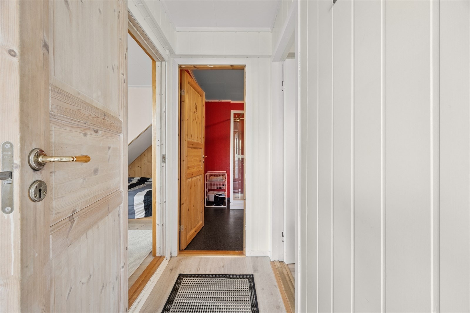 Hybelen inneholder entre, stue, kjøkken og bad. Galleribilde