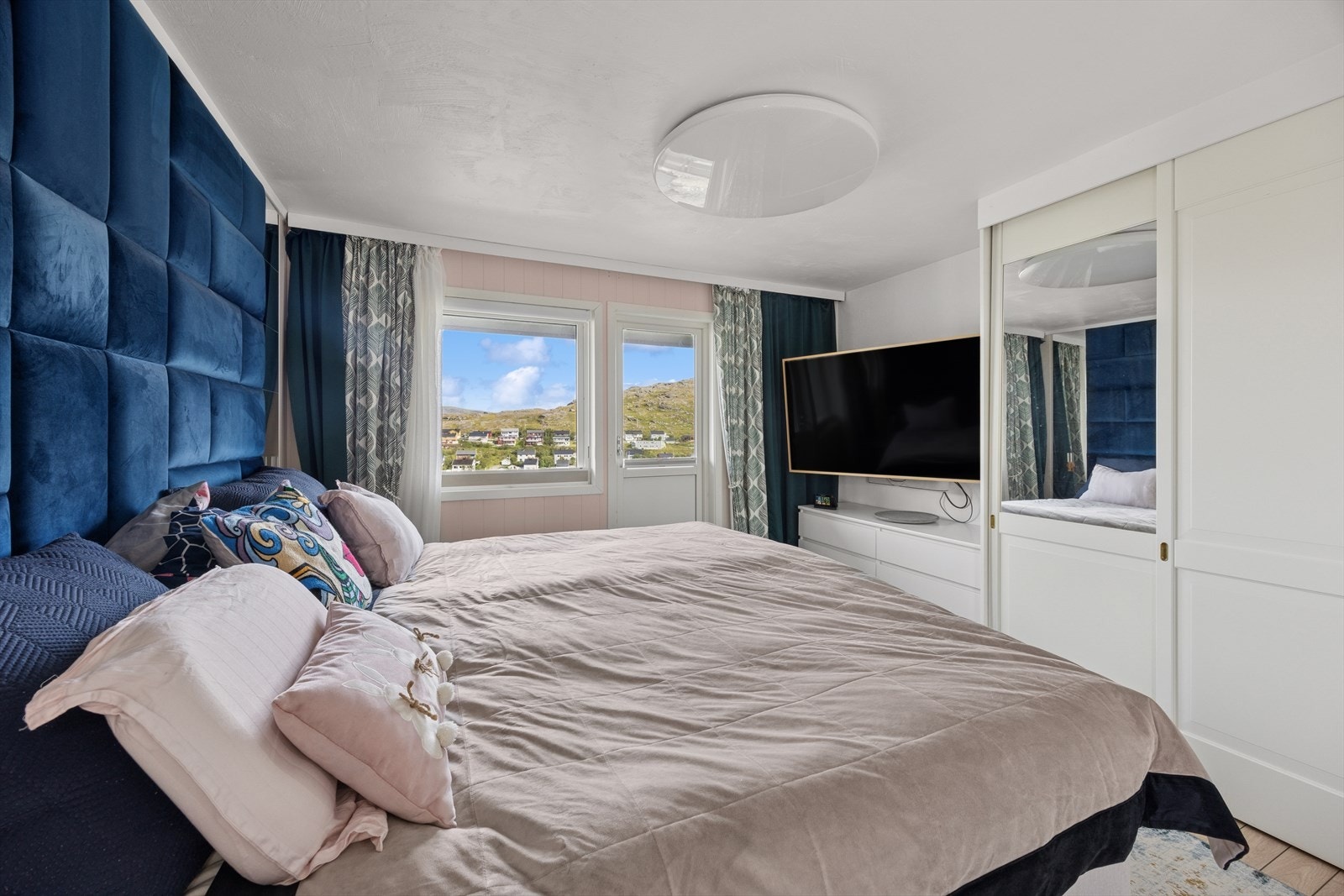 I boligens første etasje finner du tre soverom av god størrelse, perfekt til både familie og gjester. Foreldresoverommet utmerker seg med direkte utgang til balkong - en herlig forlengelse av rommet. Galleribilde