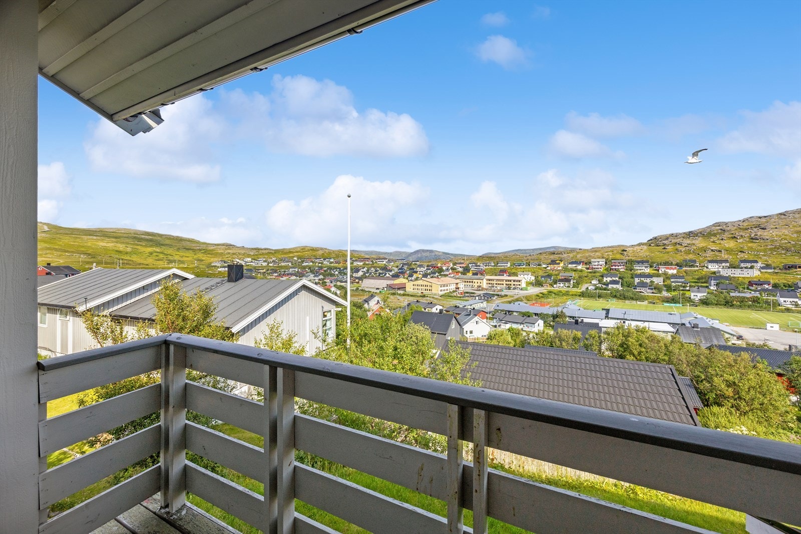 Balkongen gir mulighet for frisk luft og en stille stund med morgenkaffen, samtidig som den sørger for ekstra lufting og et behagelig inneklima. Galleribilde