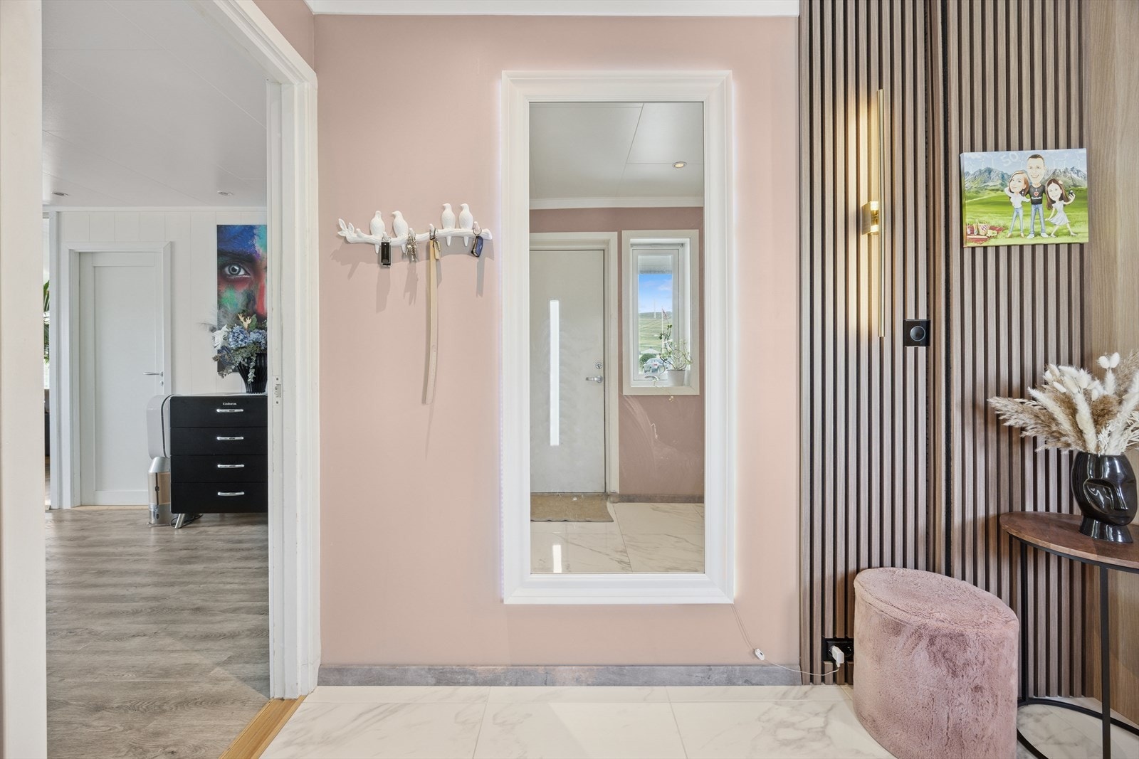 Du ønskes velkommen av en meget romslig entré med god plass til oppbevaring. Galleribilde