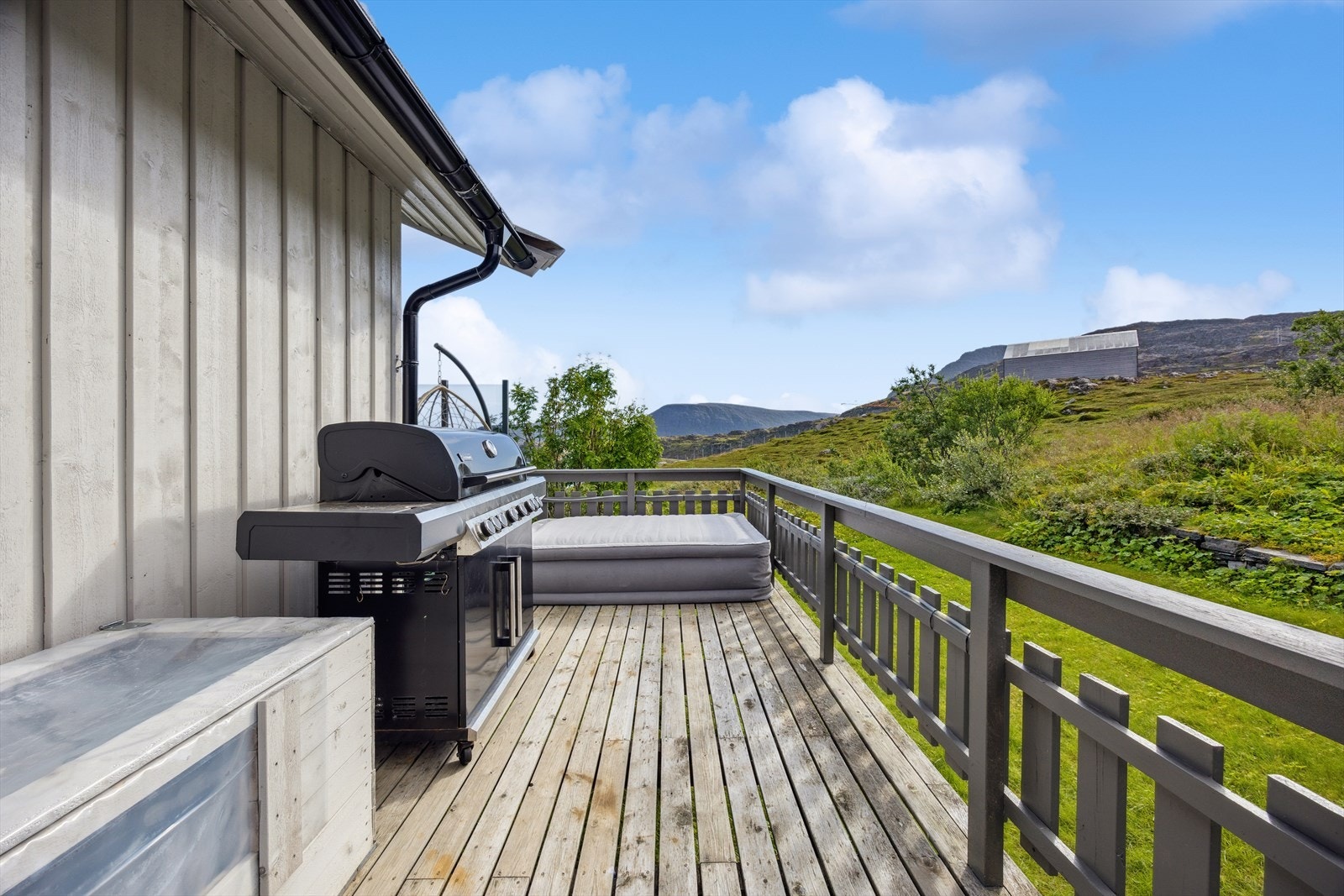 Terrassen innbyr til grilling og hyggelige stunder med familie og venner, og har direkte tilgang til hagen - en naturlig forlengelse av uteområdet som gir ekstra rom for lek og liv. Galleribilde