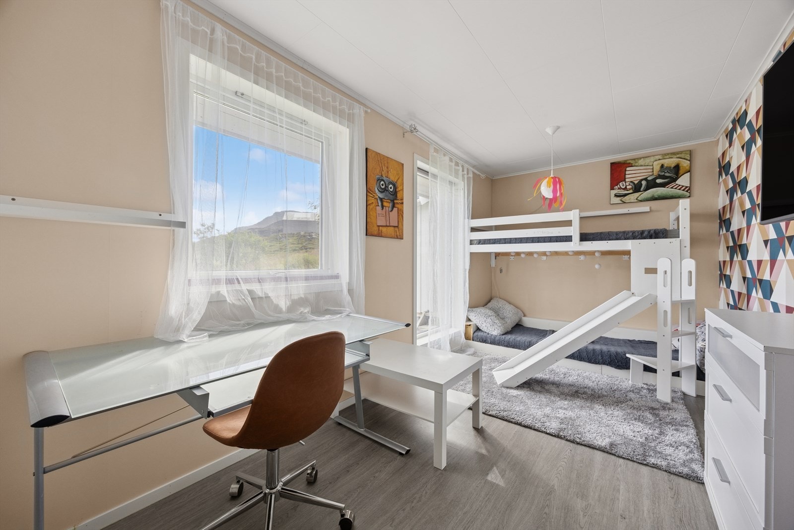 Dette romslige soverommet gir fleksible møbleringsmuligheter og passer perfekt for barn eller ungdom. Galleribilde