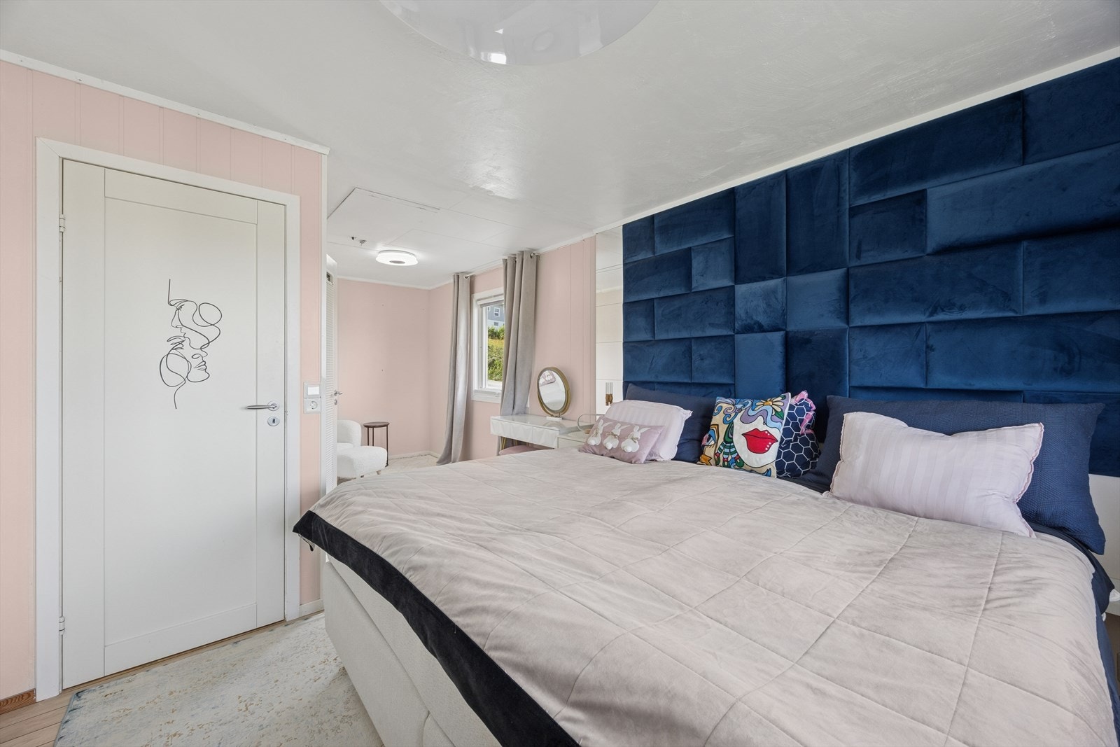 Her er det god plass til både dobbeltseng og smarte oppbevaringsløsninger som kan tilpasses dine behov. Galleribilde