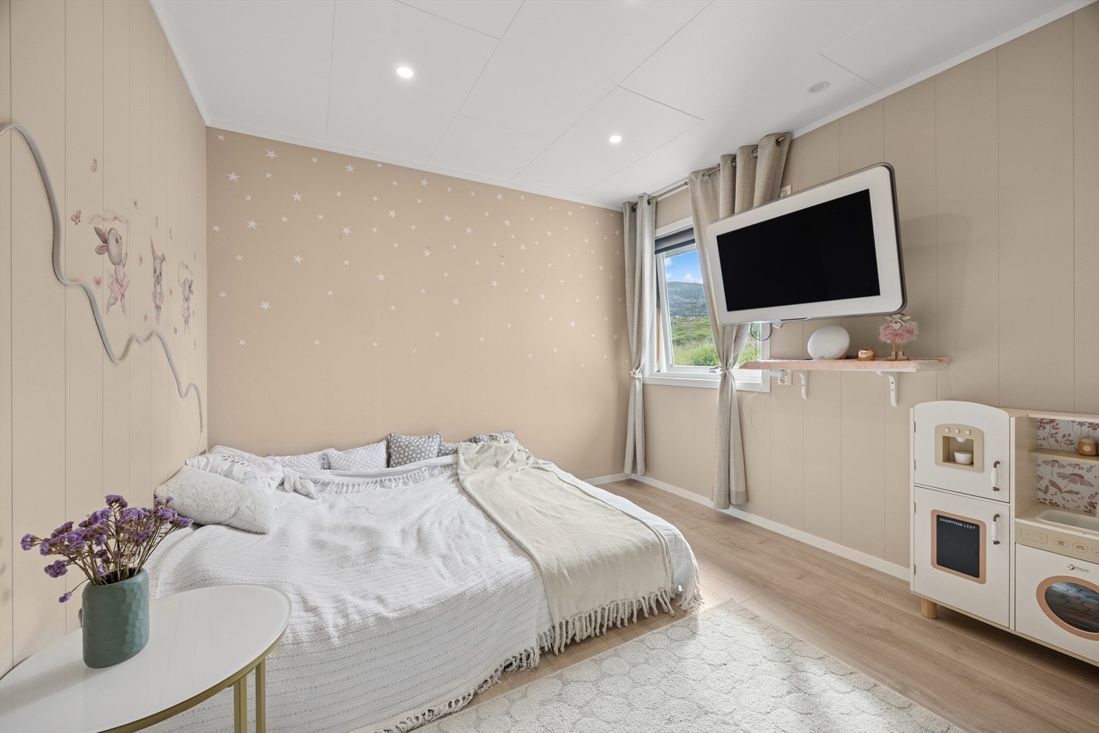 Det tredje soverommet byr på god plass til en komfortabel dobbelseng, samtidig som rommet gir mulighet for å etablere praktiske oppbevaringsløsninger. Galleribilde