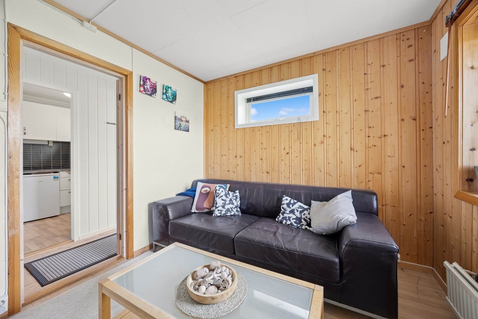 Stue med god plass til sofa. Galleribilde