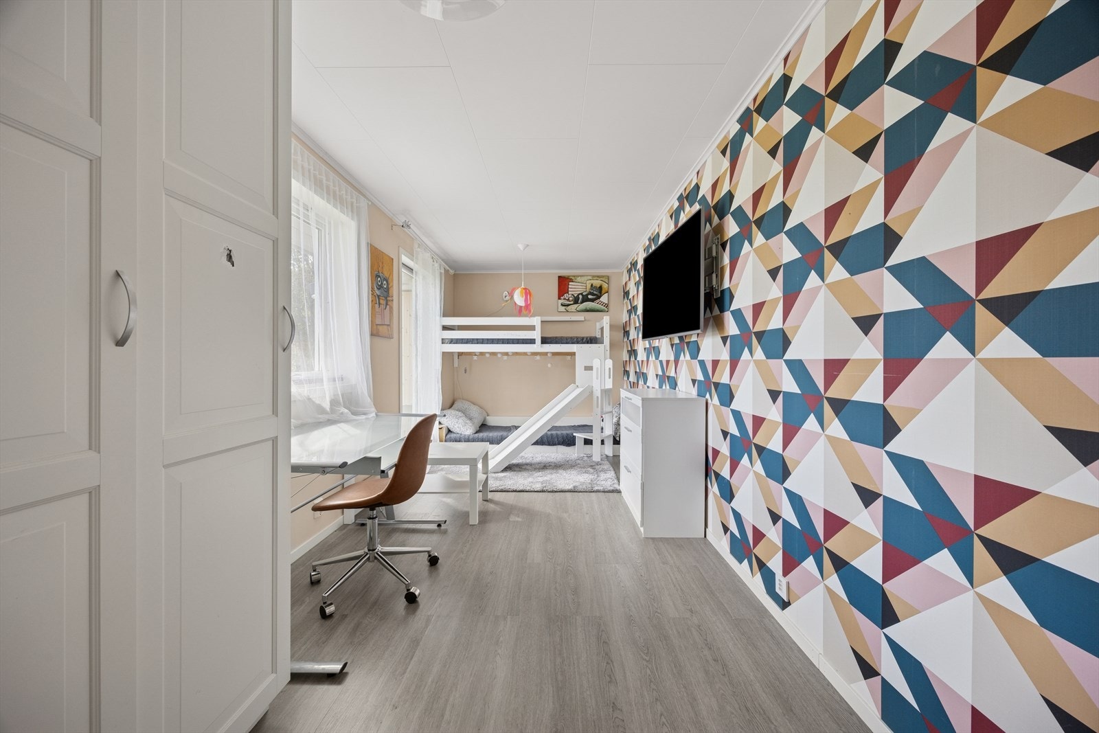 Her er det god plass til en etasjeseng, samtidig som det er rom for å innrede med skrivepult - ideelt for lekser, hobbyer eller gaming. Galleribilde