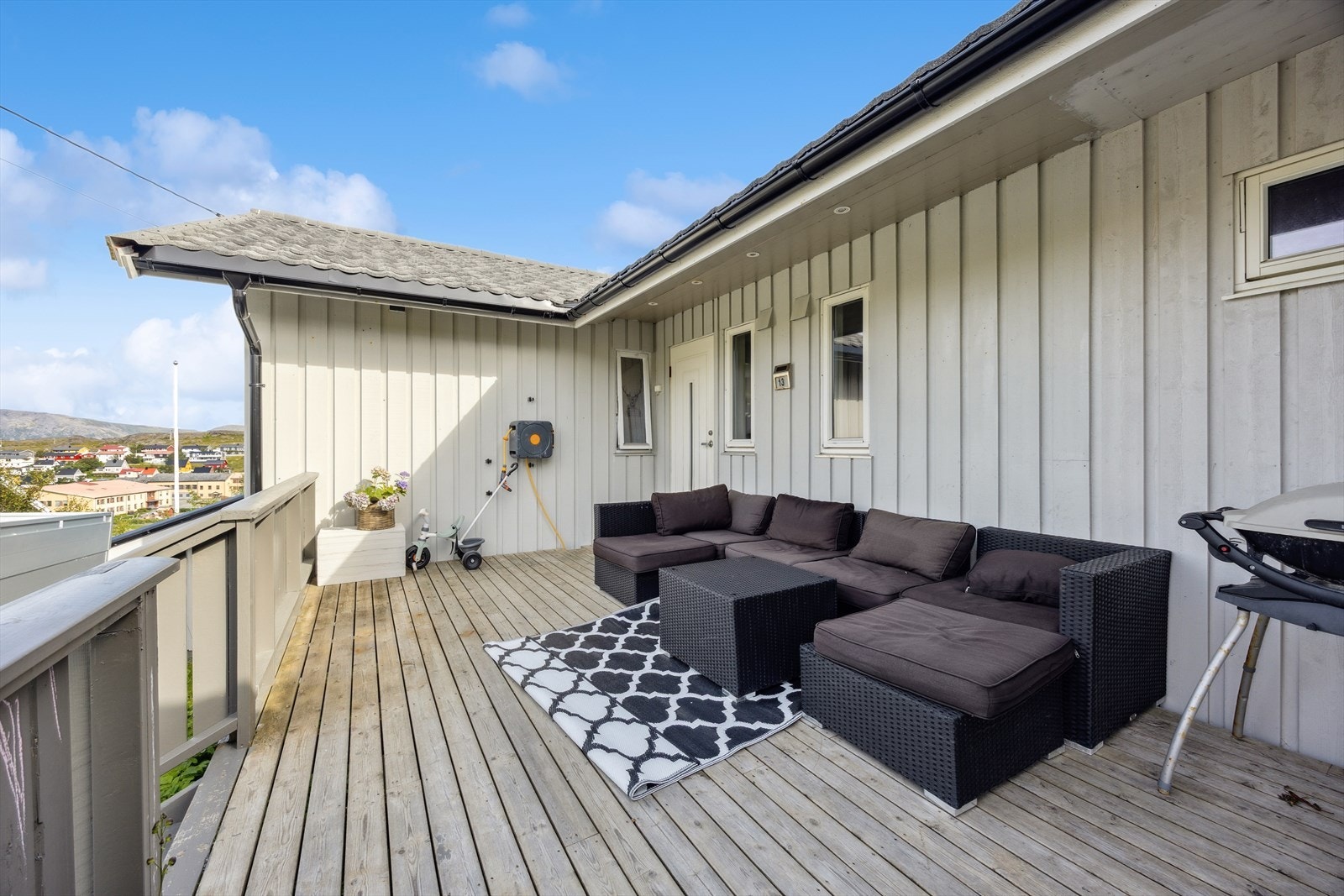 Ved inngangspartiet finner du en pent opparbeidet terrasse med god plass til utemøblering - perfekt for hyggelige stunder ute, enten det er morgenkaffen eller sosiale sammenkomster. Galleribilde