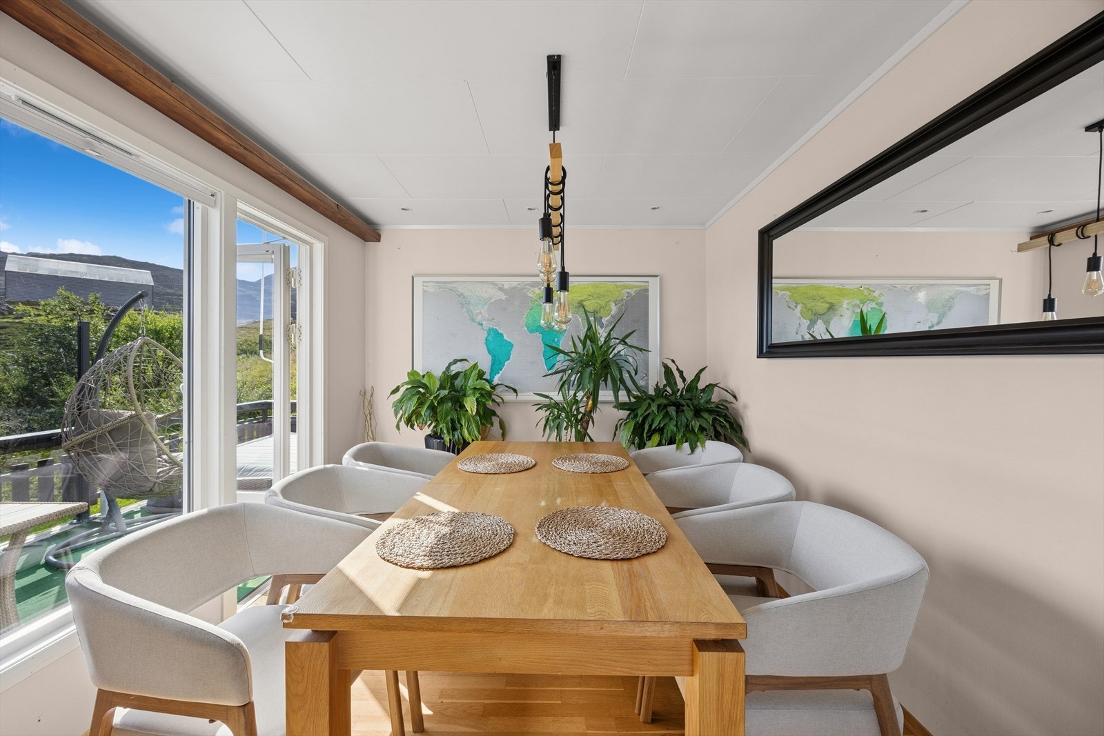 Store vindusflater gir rikelig med dagslys og skaper en luftig atmosfære, mens utgangen til terrasse gjør det enkelt å forlenge måltidet utendørs på varme dager. Galleribilde