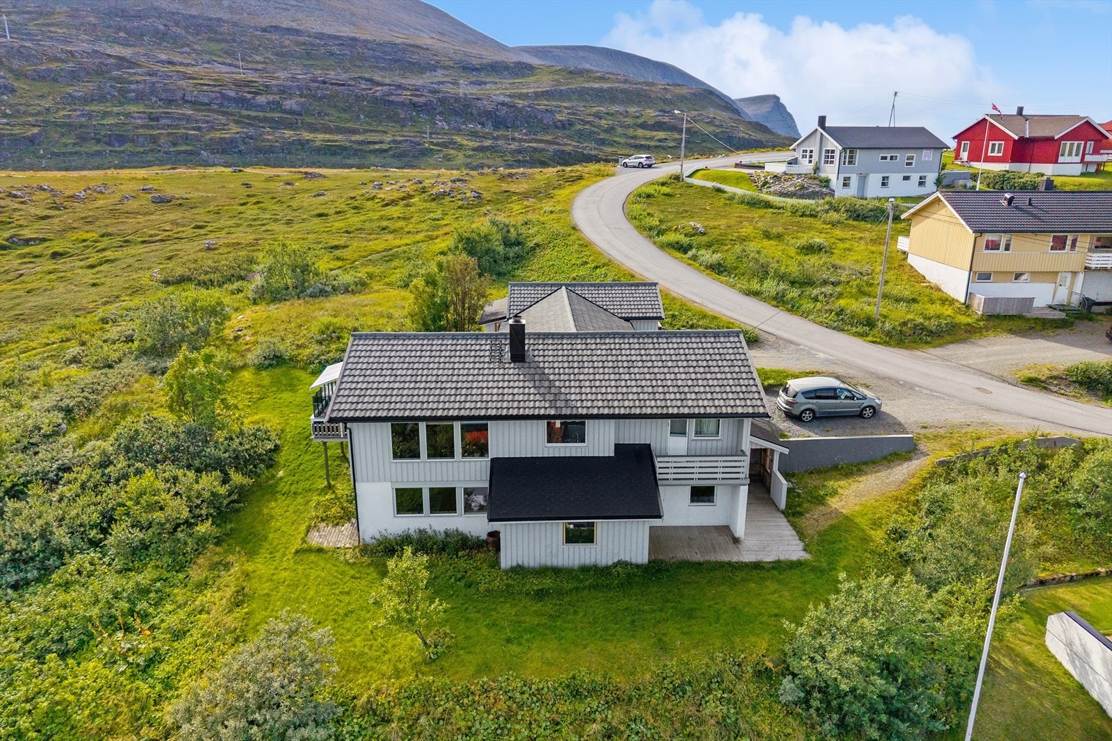 Tomten består av grusete innkjørsler, noe plenareal og ellers naturtomt - perfekt for deg som ønsker en kombinasjon av lettstelt uteområde og naturlig landskap. Her får du både privatliv og panoramautsikt i vakre omgivelser. Galleribilde