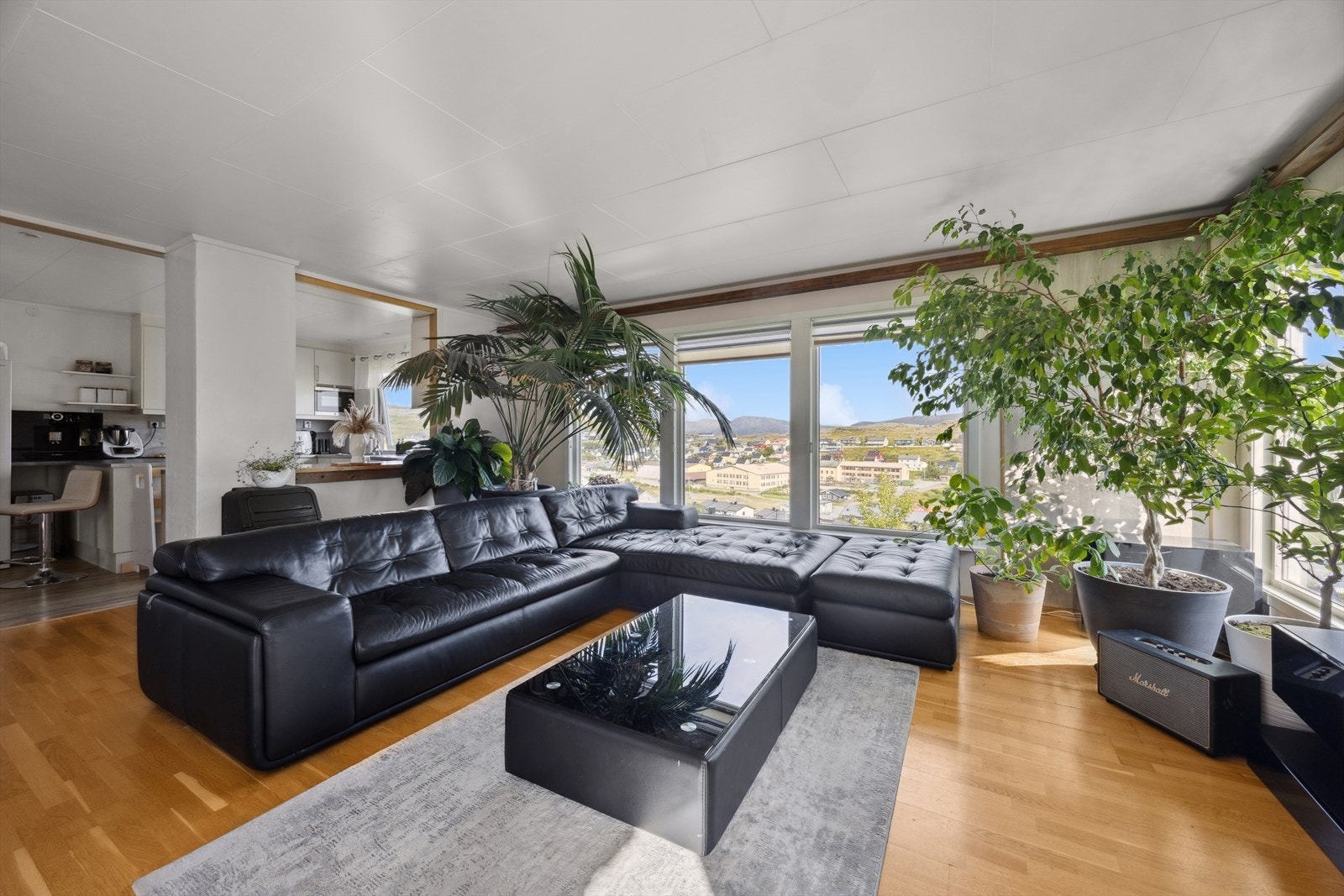 Store panoramavinduer slipper inn rikelig med dagslys og rammer inn den vakre utsikten, som understreker boligens høye og frie beliggenhet. Galleribilde