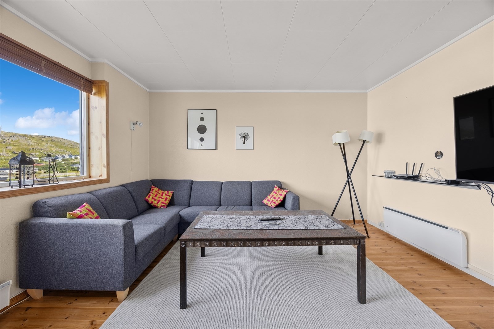 Lys og luftig stue med god plass til både sofakrok, TV og spisebord. Åpne løsning mot kjøkken som skaper en sosial og praktisk atmosfære. Stort vindu som slipper inn rikelig med dagslys og gir flott utsyn mot naturen. Galleribilde