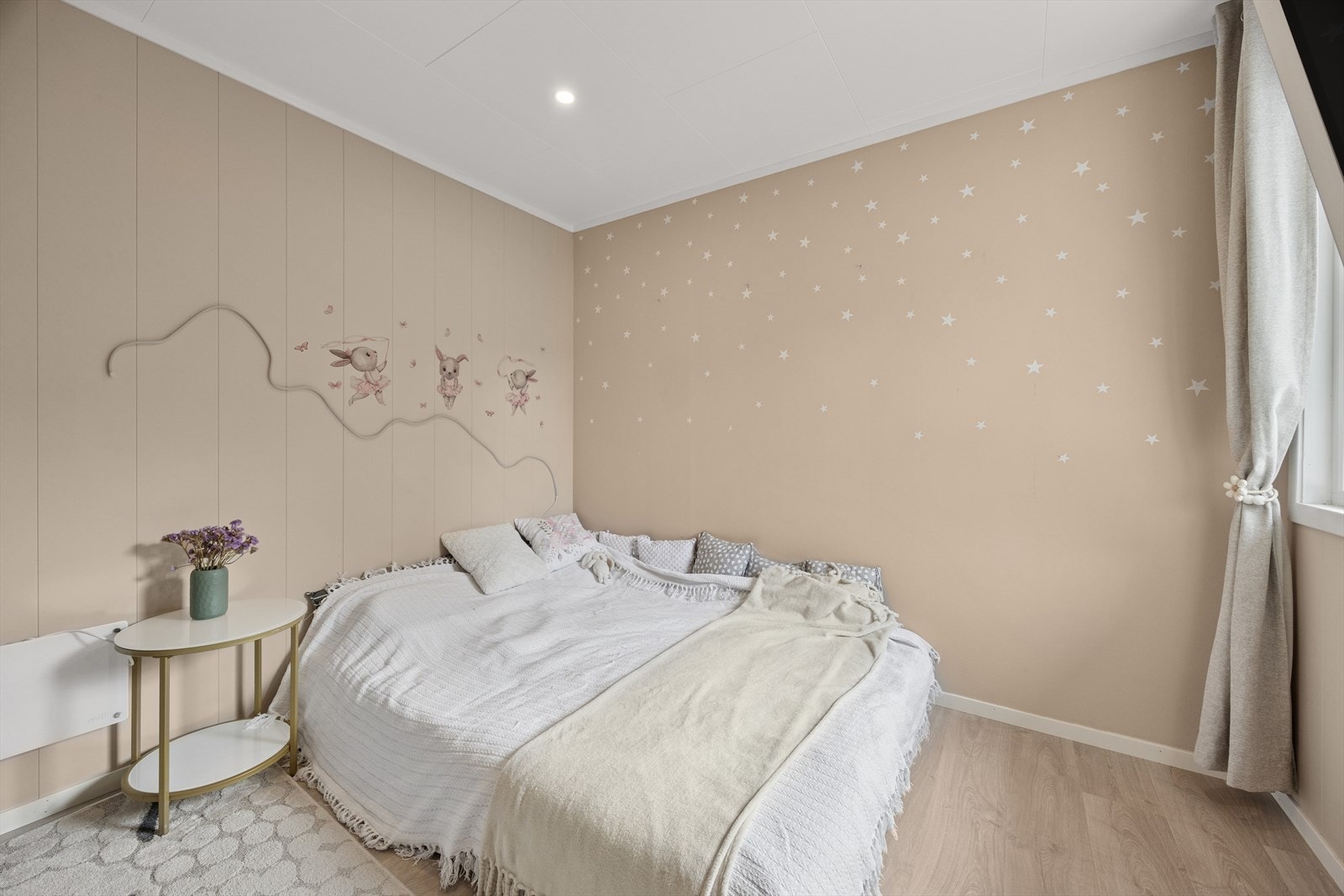 Et fleksibelt rom som enkelt kan tilpasses ulike behov. Stort vindu som skaper gode lysforhold og inviterer den nydelige utsikten inn. Galleribilde