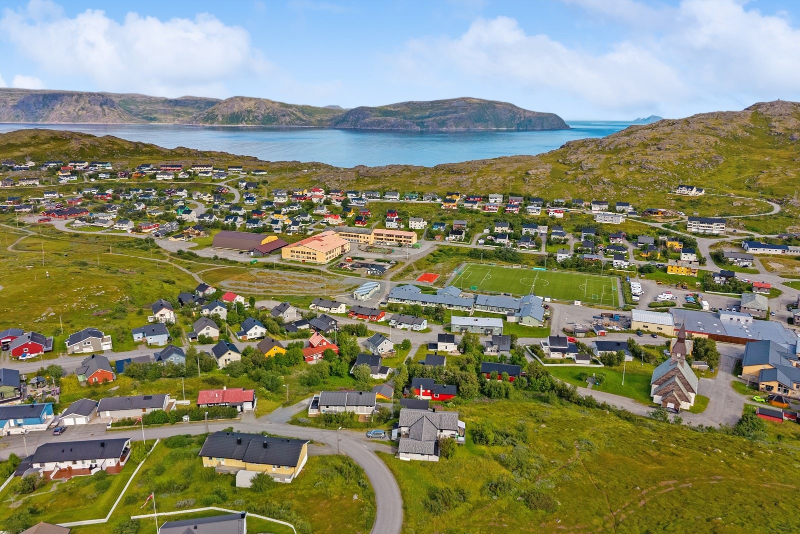 Eiendommen ligger sentralt til i Havøysund, en idyllisk bygd med gode solforhold og utsikt over området. Galleribilde