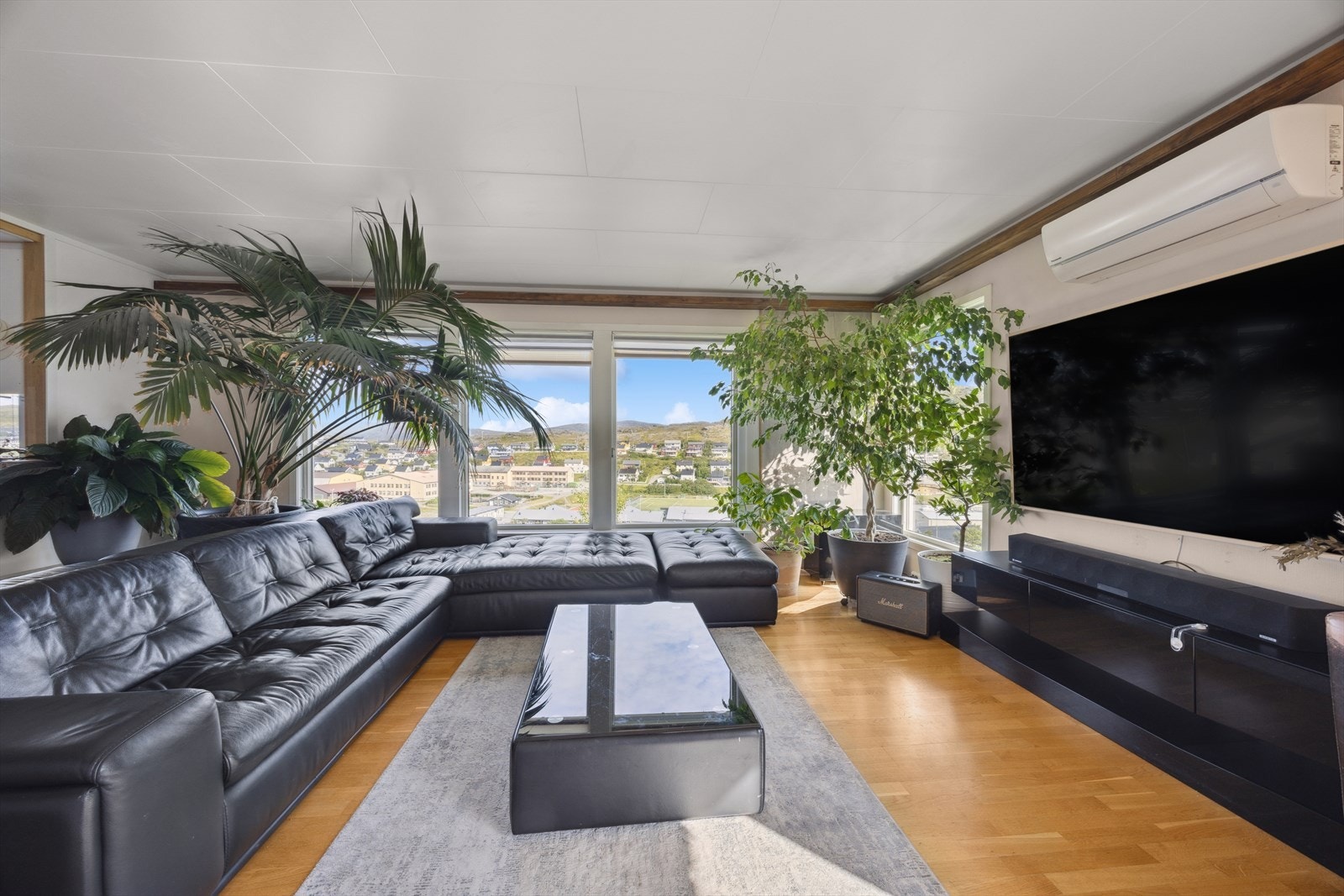 Den romslige stuen gir god plass til en stor sofagruppe og TV-sone - perfekt for avslappende kvelder og hyggelige filmstunder. Varmepumpe sørger for behagelig inneklima året rundt. Galleribilde