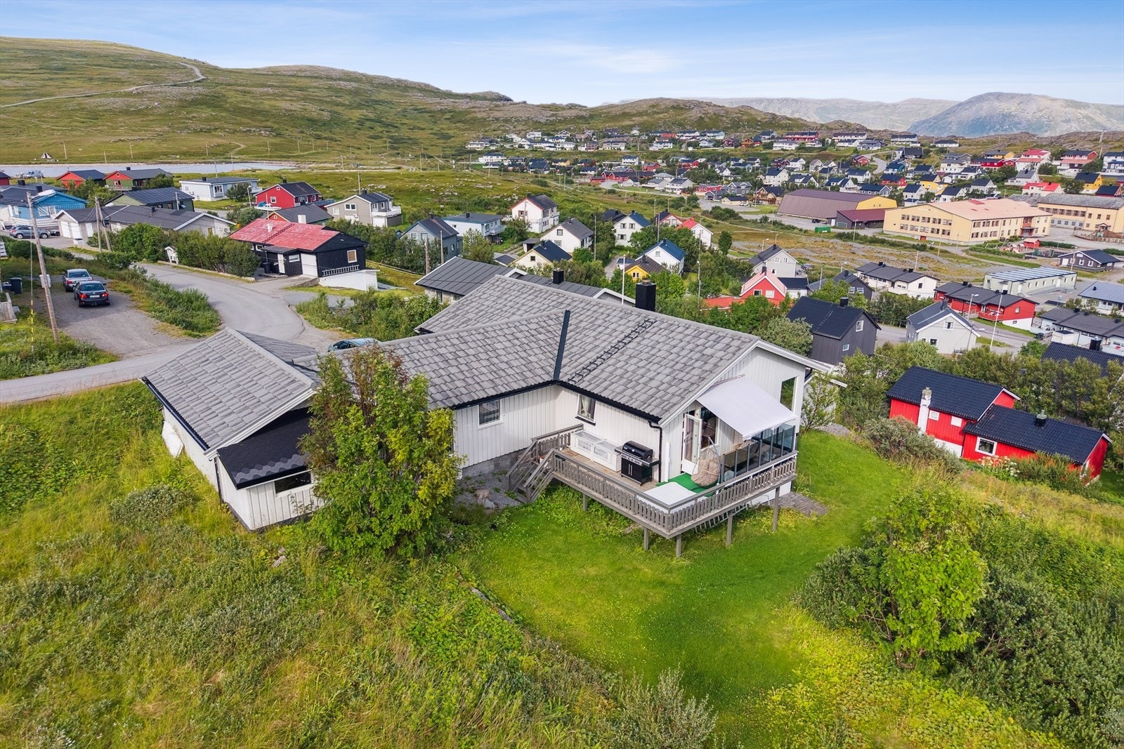 En familievennlig enebolig med garasje og utleieleilighet. Høy og fri beliggenhet med gode solforhold og nydelig sjøutsikt. Galleribilde