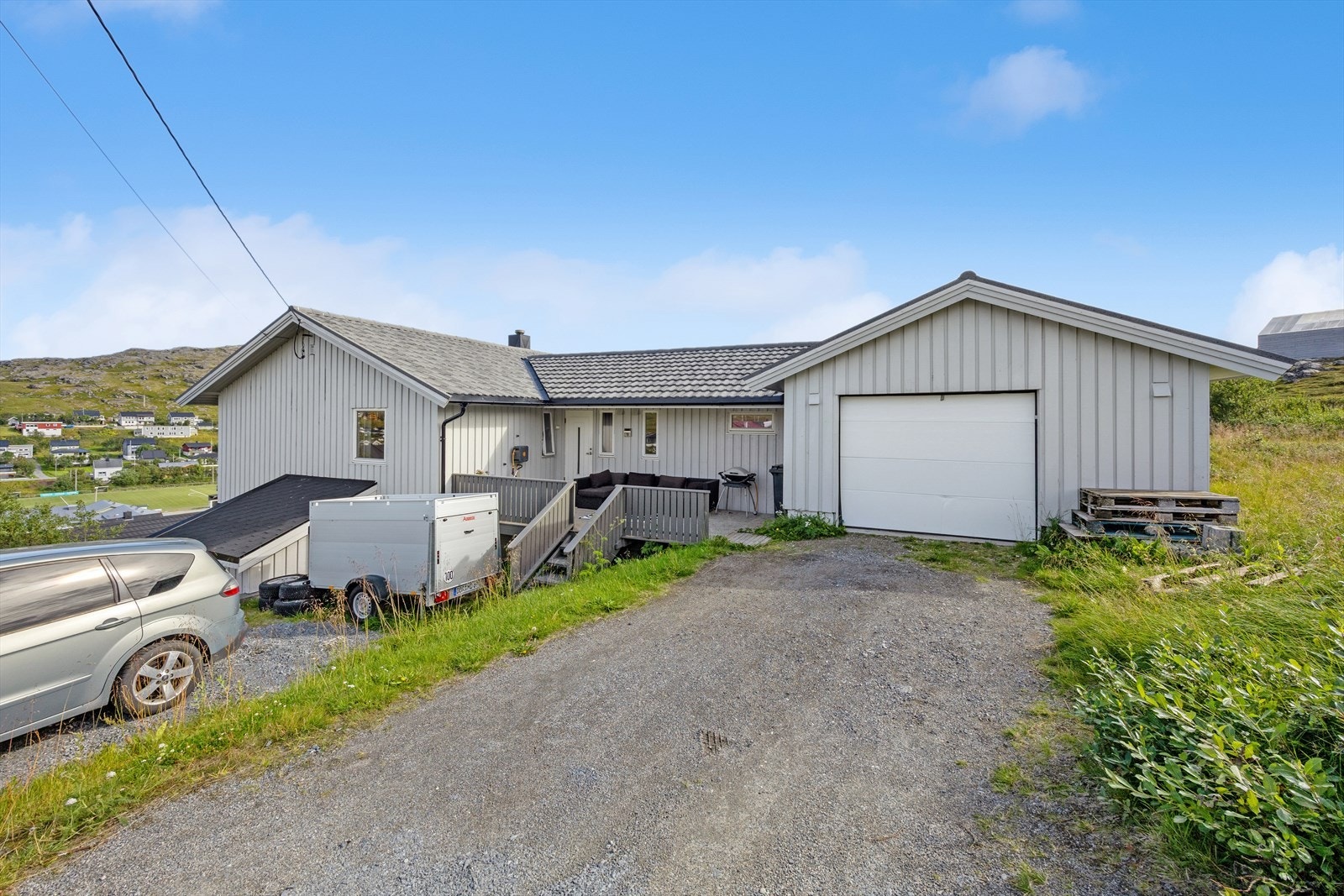 Eiendommen har en funksjonell garasje med direkte adkomst til boligen via entreen - en praktisk løsning som gir enkel tilgang og god komfort i hverdagen. I tillegg byr garasjen på et romslig bodareal med gode muligheter for oppbevaring. Galleribilde