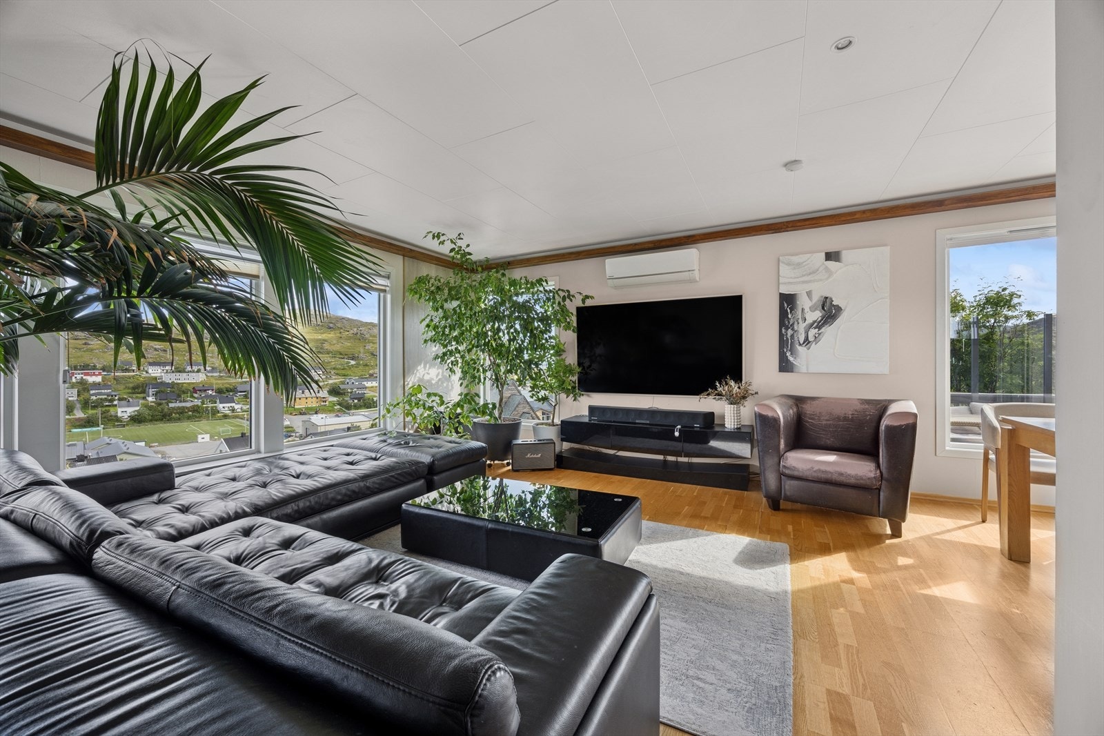 Boligen har en romslig stue med god plass til flere møbleringssoner - perfekt for både avslapning og sosiale sammenkomster. Galleribilde