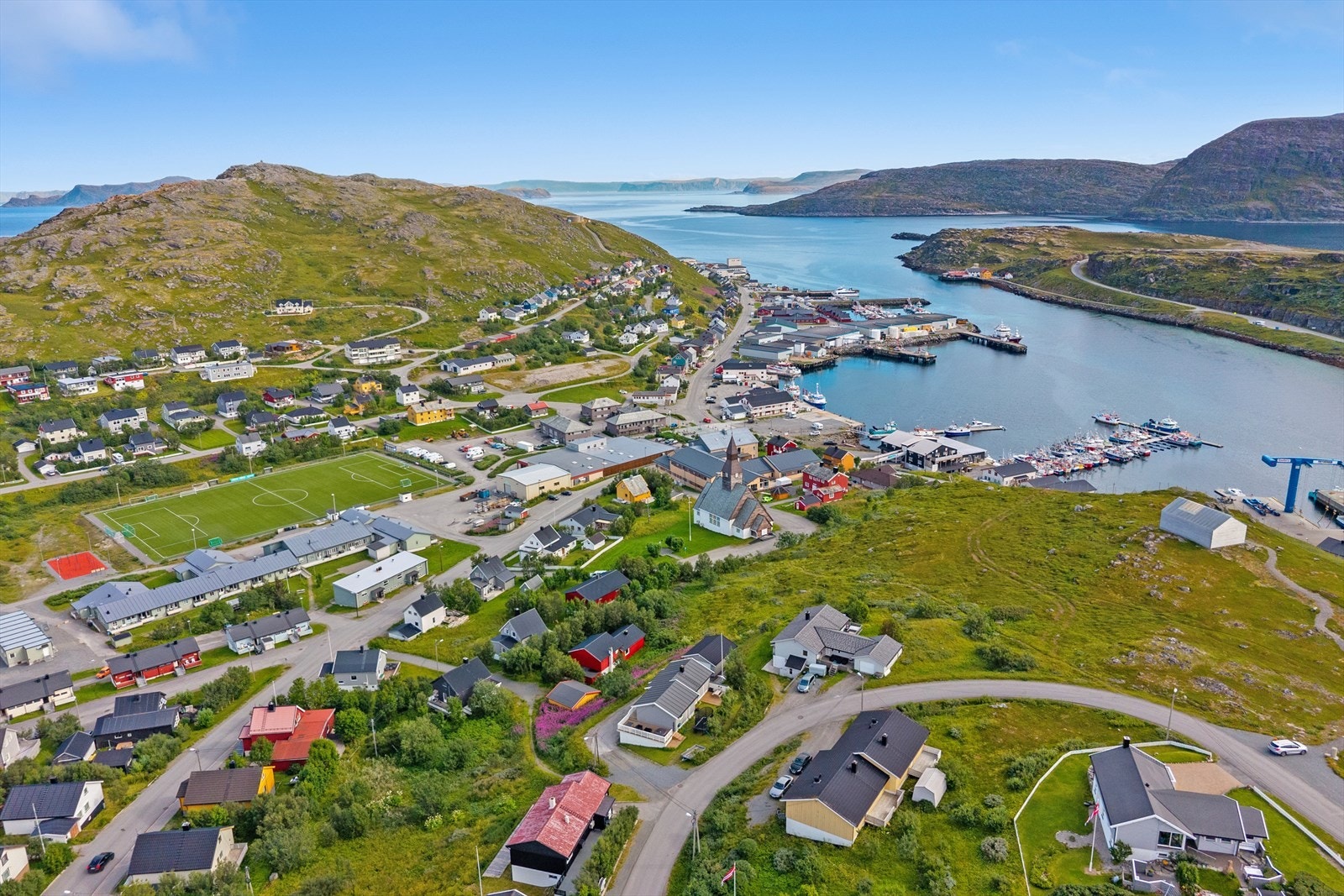 Det er kort gangavstand til sentrum, hvor du finner matbutikken Coop Prix Havøysund, som ligger bare 6 minutter unna. For de som er glad i sport og trening, er Havøysund Fotballstadion og Polarhallen henholdsvis 5 og 8 minutter unna. Galleribilde
