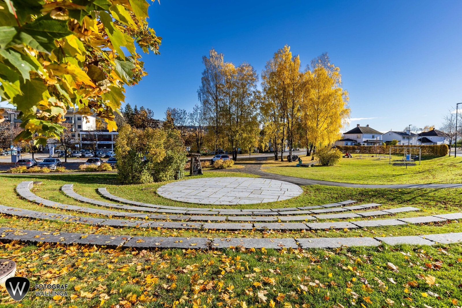 Det finnes også gode tilbud innen fritid og idrett, som golfbane, svømmehall, ridesenter og disc golf. Lier Idrettslag har et bredt aktivitetstilbud, blant annet innen fotball, håndball, langrenn, skiskyting, crossminton - og til og med e-sport. Galleribilde