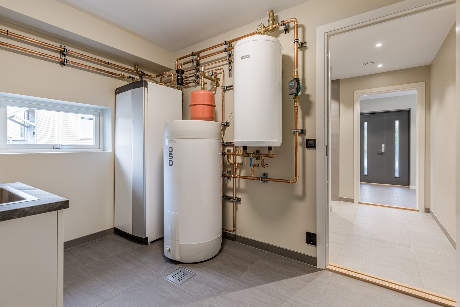 Huset har moderne luft-til-vann-varmeanlegg, som gir en energieffektiv og behagelig oppvarming. Galleribilde