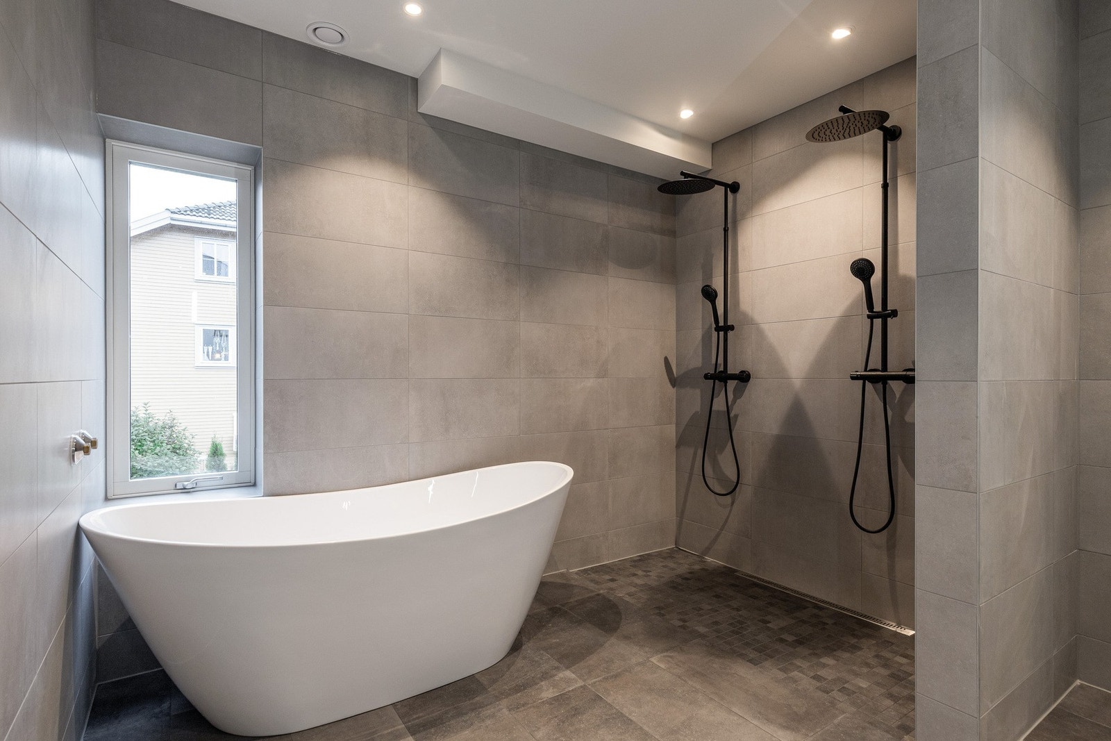 Badet er levert fra vikingbad og innehar badekar, dobbeltdusj, toalett og servant Galleribilde