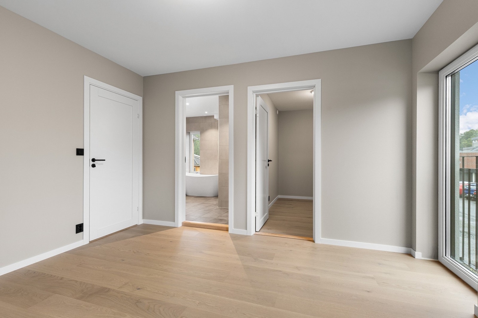 Hovedsoverommet har eget bad og walk-in closet/bod. Galleribilde