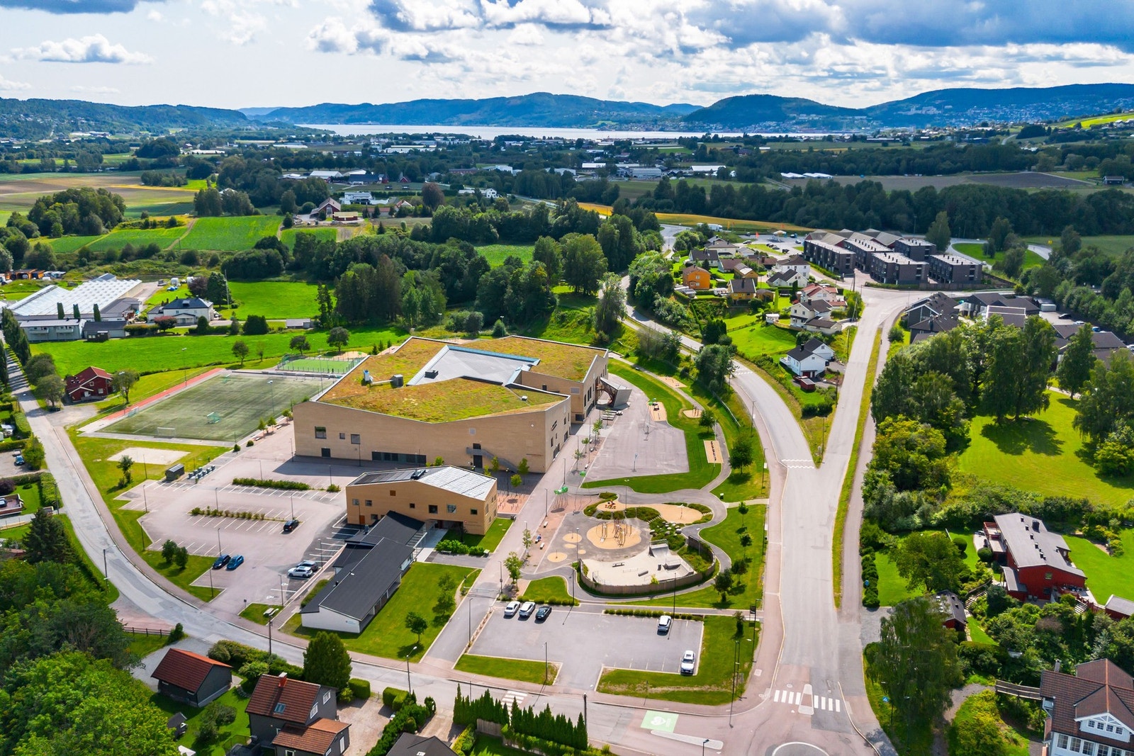 I nærområdet finner du alt fra dagligvarebutikker som Kiwi, Rema 1000 og Coop Extra, til hyggelige kafeer, treningssenter, bibliotek, frisør, tannlege og legesenter. Galleribilde