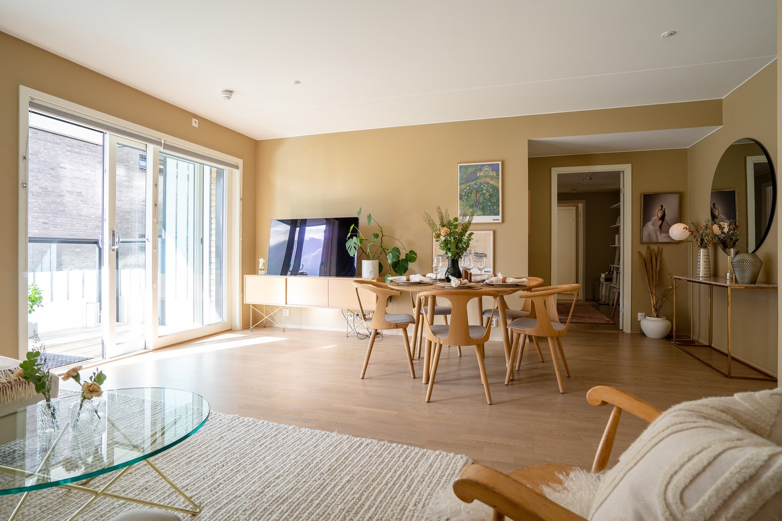 Skyvedører ut til boligens balkong gir en følelse av en forlengelse av stuen på sommerstid. Galleribilde