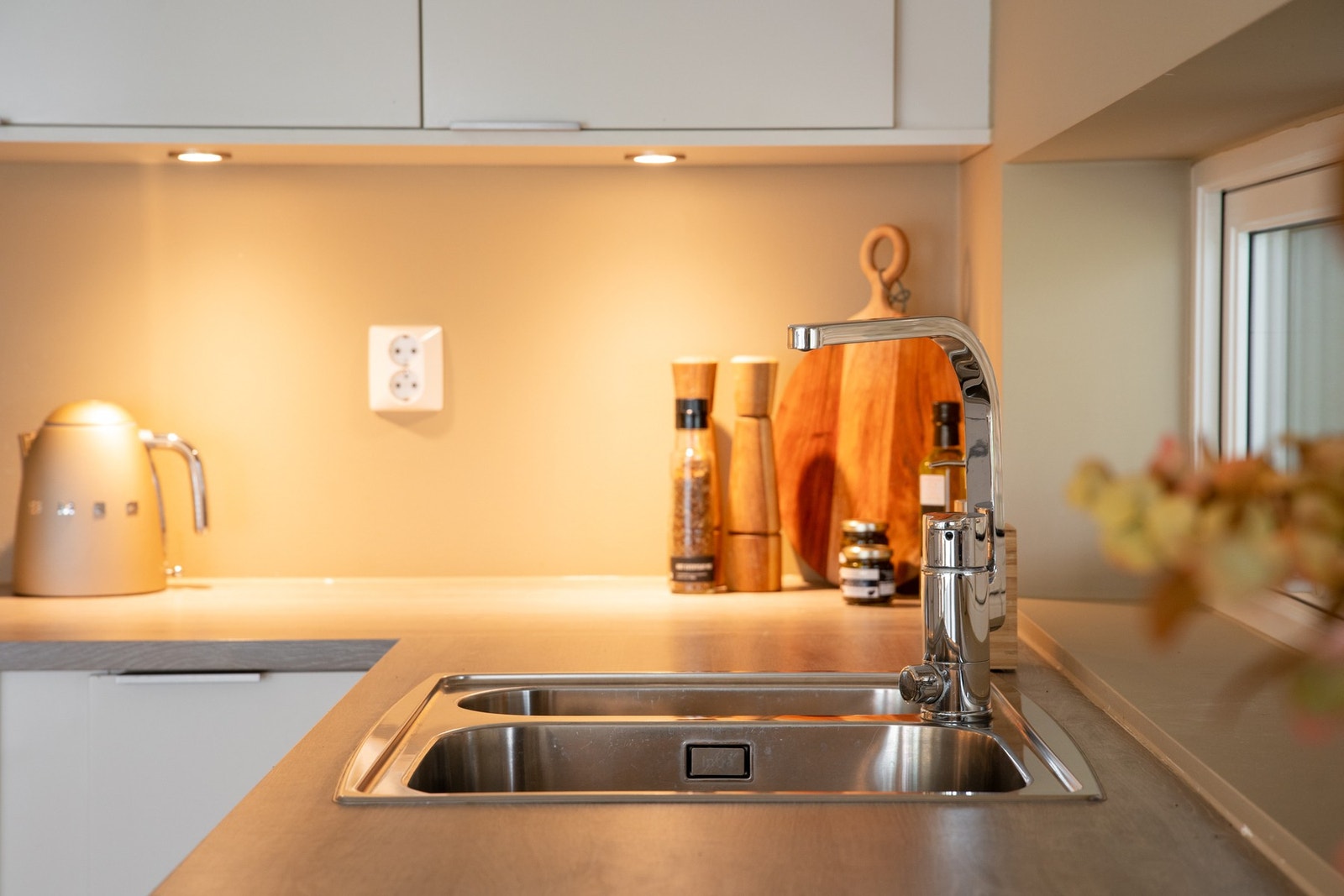 Hvitevarer som integrert stekeovn, induksjonstopp, oppvaskmaskin og kjøleskap med frysedel medfølger ved salg. Galleribilde