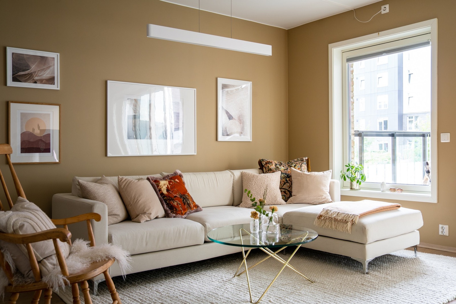 Stuen har god plass til sofagruppe med tilhørende møblement. Galleribilde