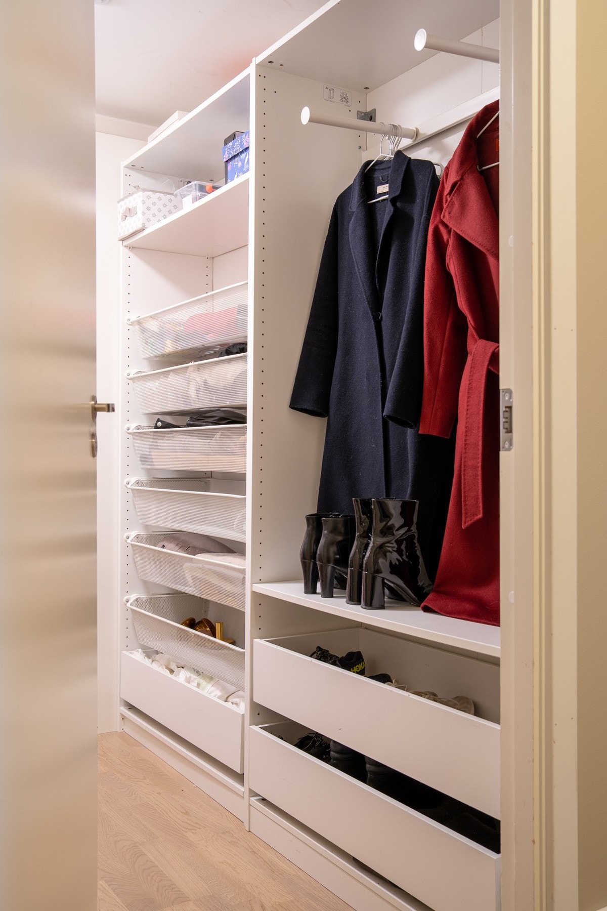 Praktisk omkledningsrom i entréen gir god med oppbevaringsplass. Galleribilde