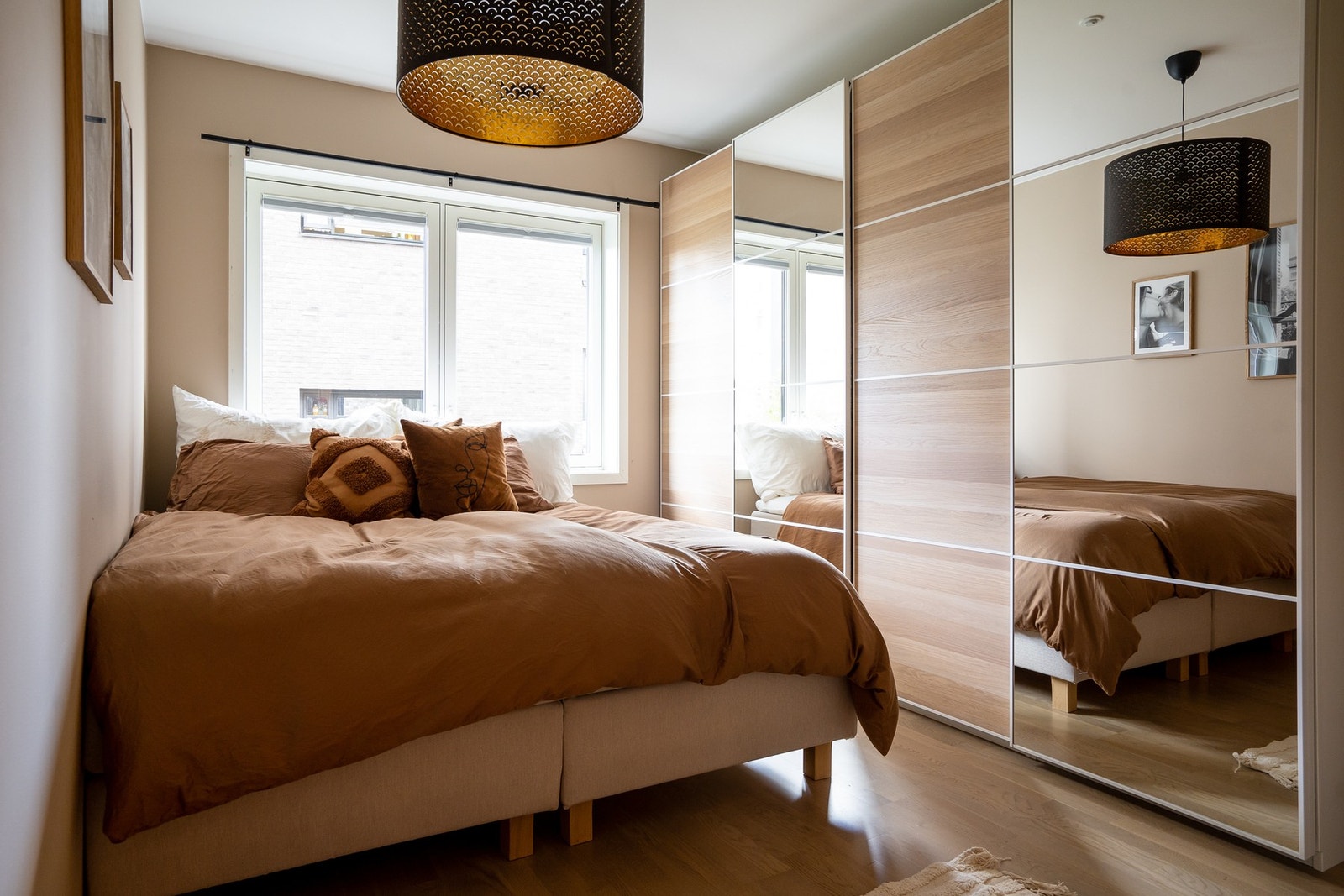 Stor skyvedørsgarderobe medfølger salget. Galleribilde