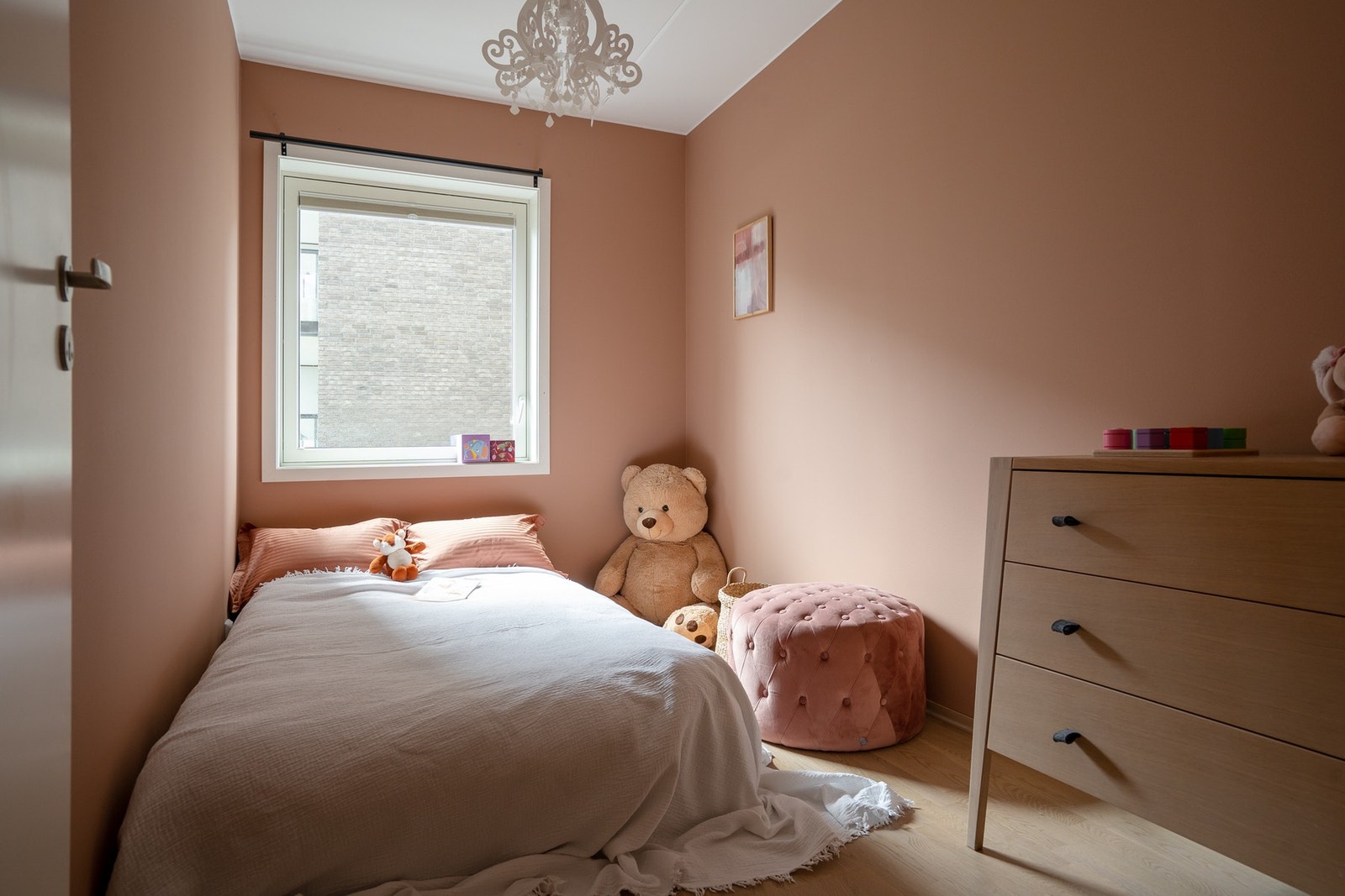 Boligens to andre soverom har også plass til seng, nattbord og oppbevaringsmøblement. Galleribilde