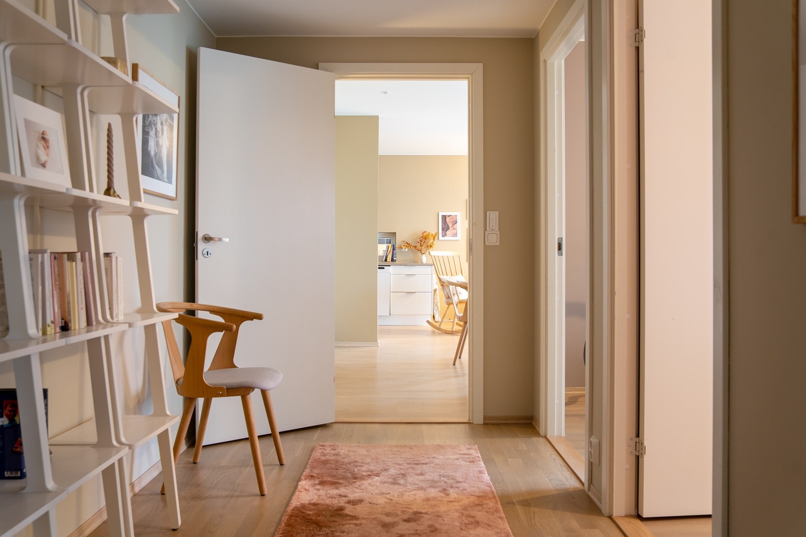 I tilknytning soverommene er det en meget praktisk mellomgang som har mange bruksområder. Galleribilde