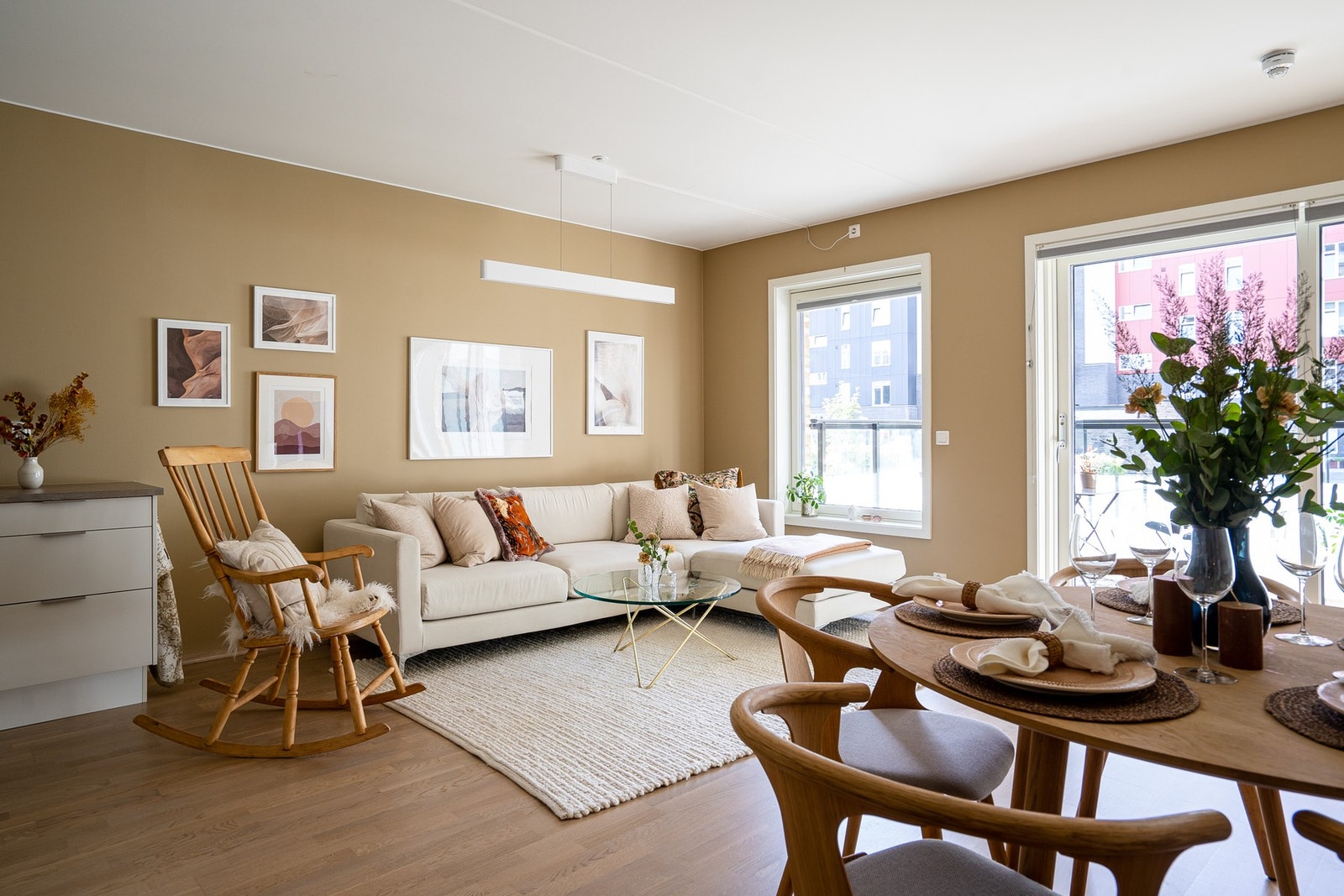 Fra stuen er det utgang til en solrik, vestvendt balkong på 9 kvm. Galleribilde