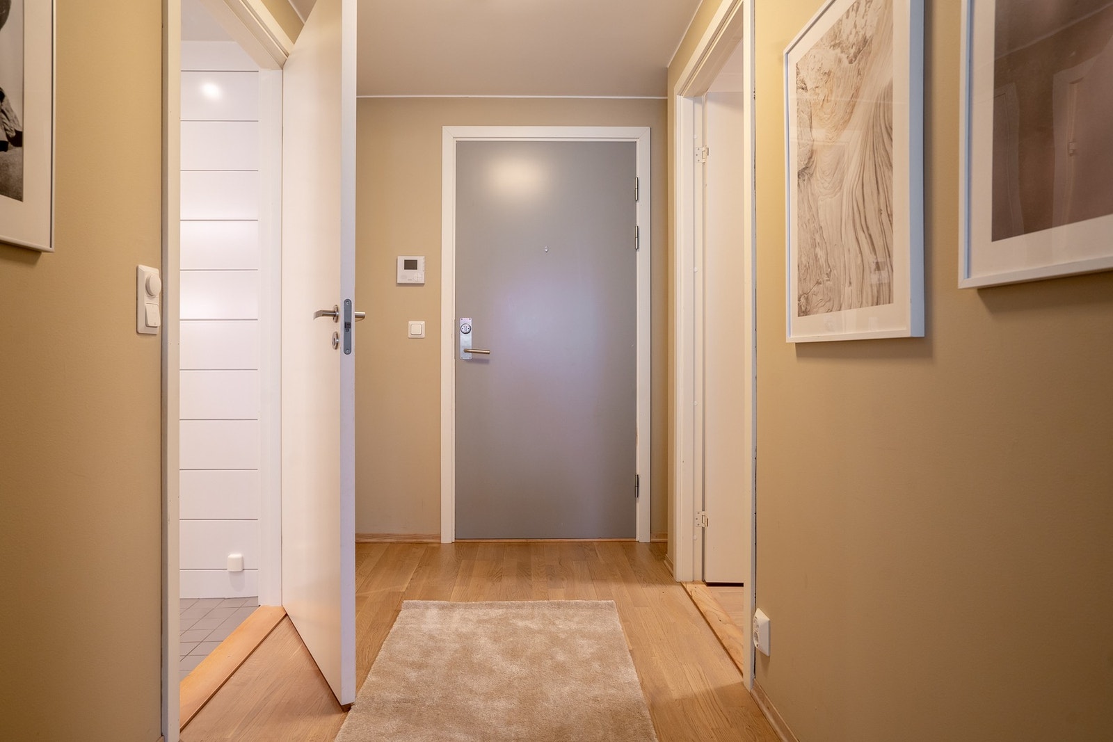 Entréen gir et godt førsteinntrykk av boligen. Galleribilde