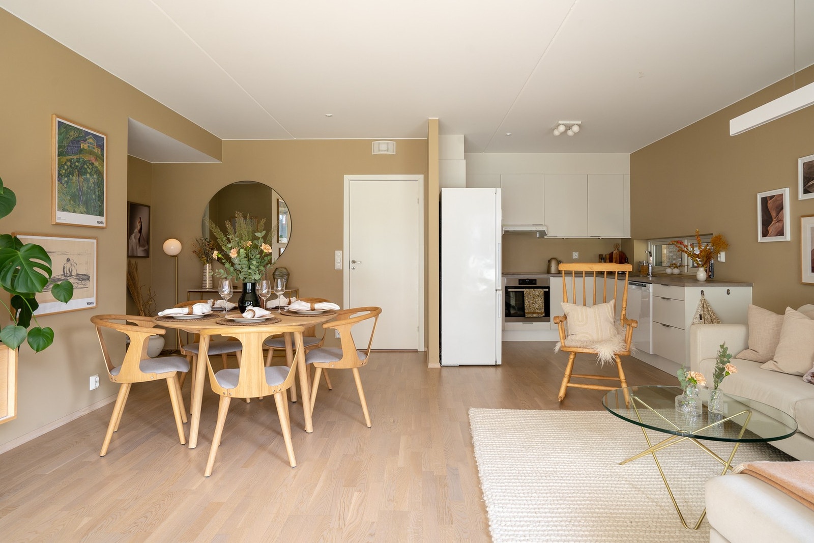 Boligens kjøkken er i en åpen løsning mot stuen, noe som gir et sosialt og hyggelig allrom. Galleribilde