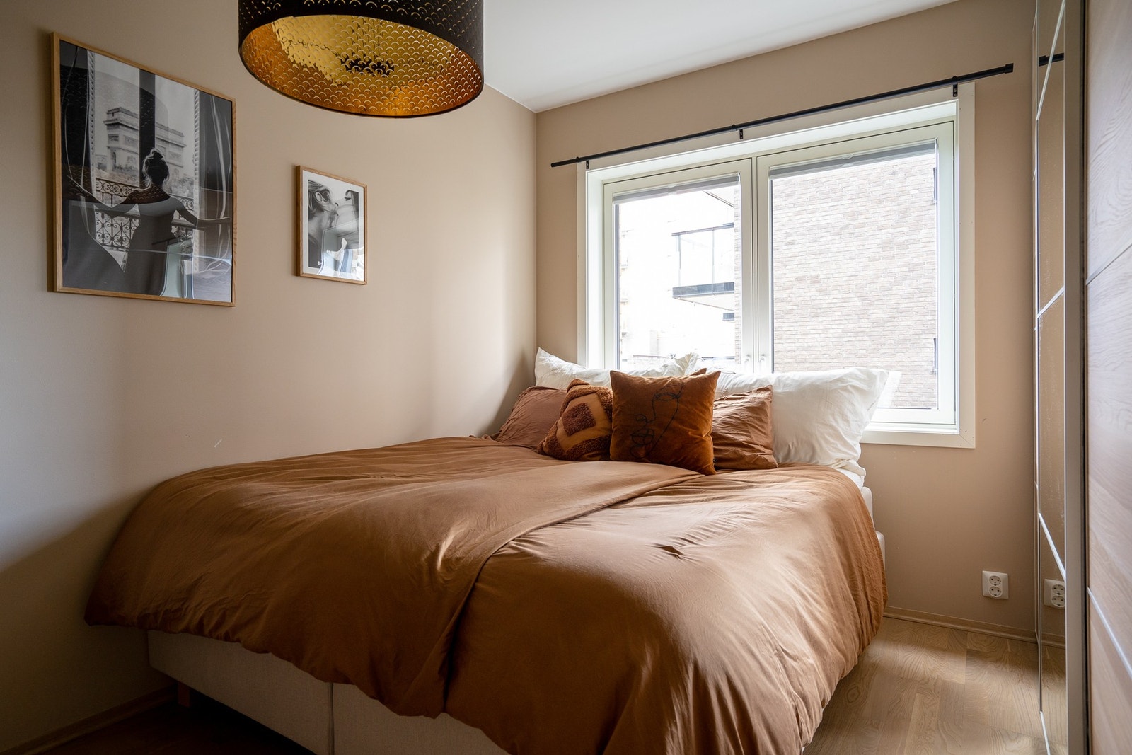 Hovedsoverommet er av god størrelse med plass til dobbeltseng. Galleribilde