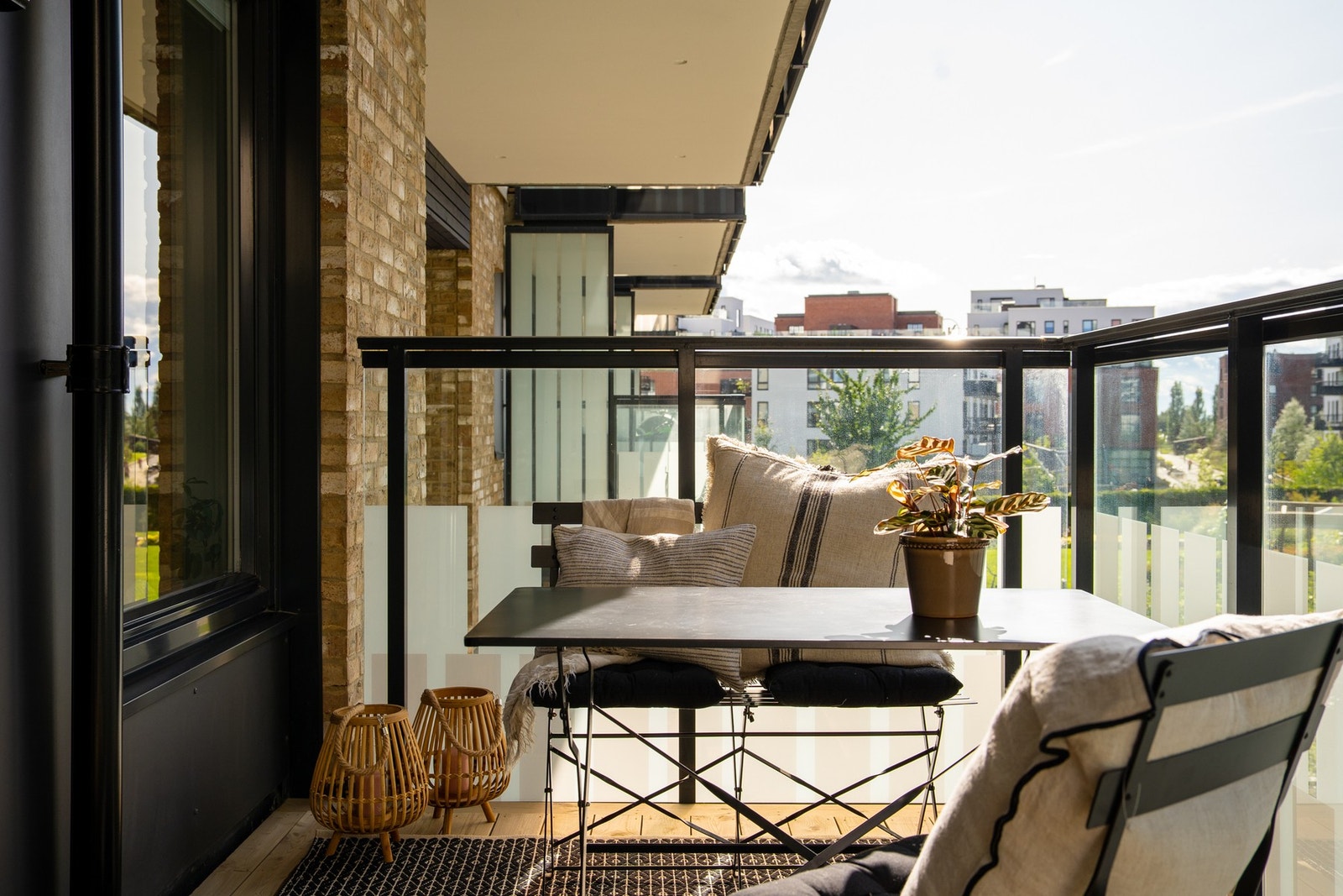 God plass til utemøbler, beplantning og grill. Her er alt lagt til rette for å kunne nyte varme sommerdager og sene sommerkvelder. Galleribilde