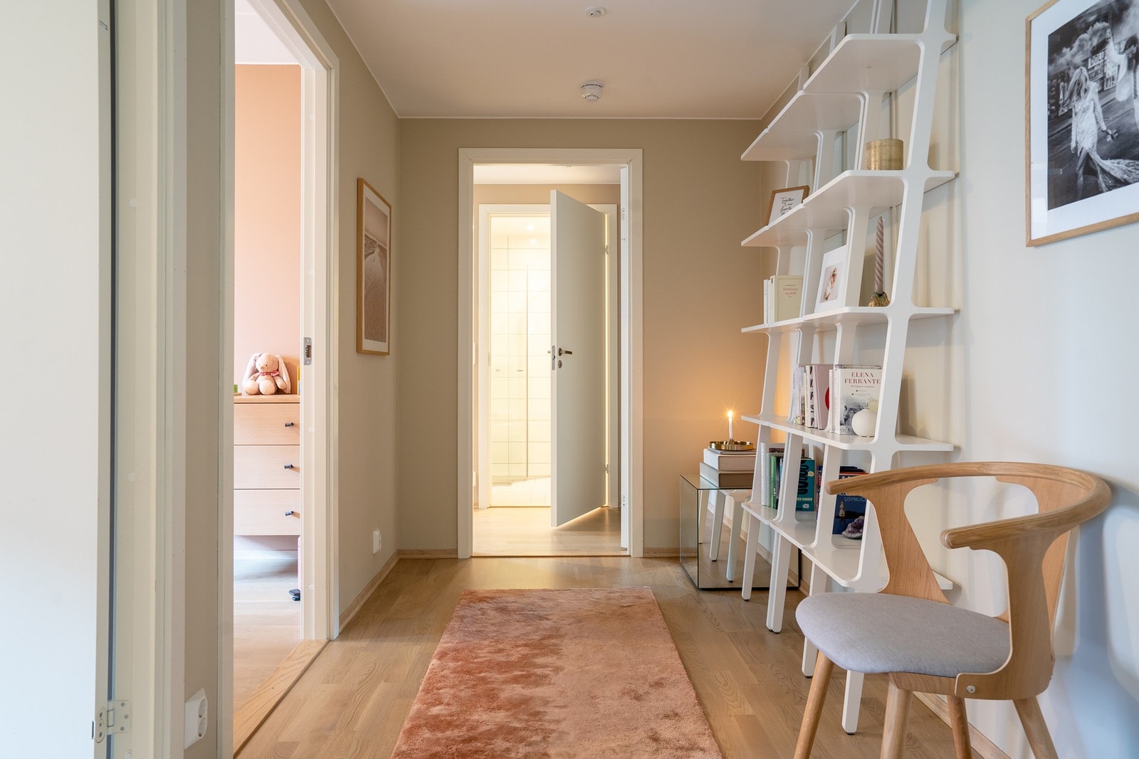 Mellomgangen har gode muligheter for lagringsplass og er perfekt som kontor eller hjemmegym. Galleribilde