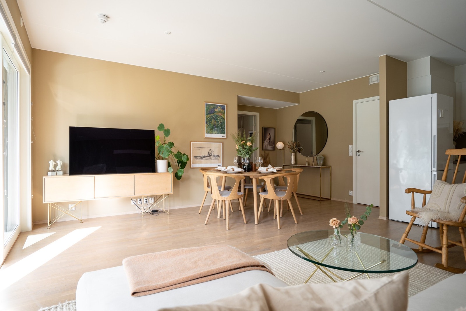 Innvendig er leiligheten malt i delikate farger og har parkett på gulv, noe som gir boligen et pent og moderne preg. Galleribilde