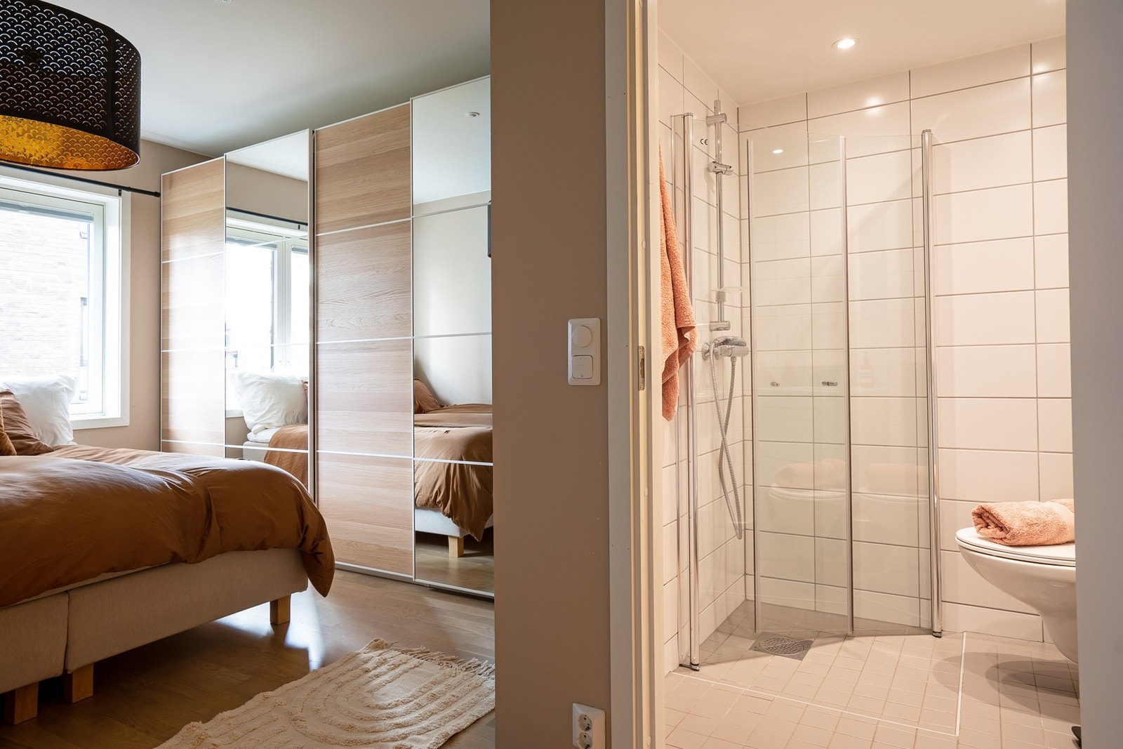 I tilknytning til hovedsoverommet finner du et av boligens to baderom. Galleribilde